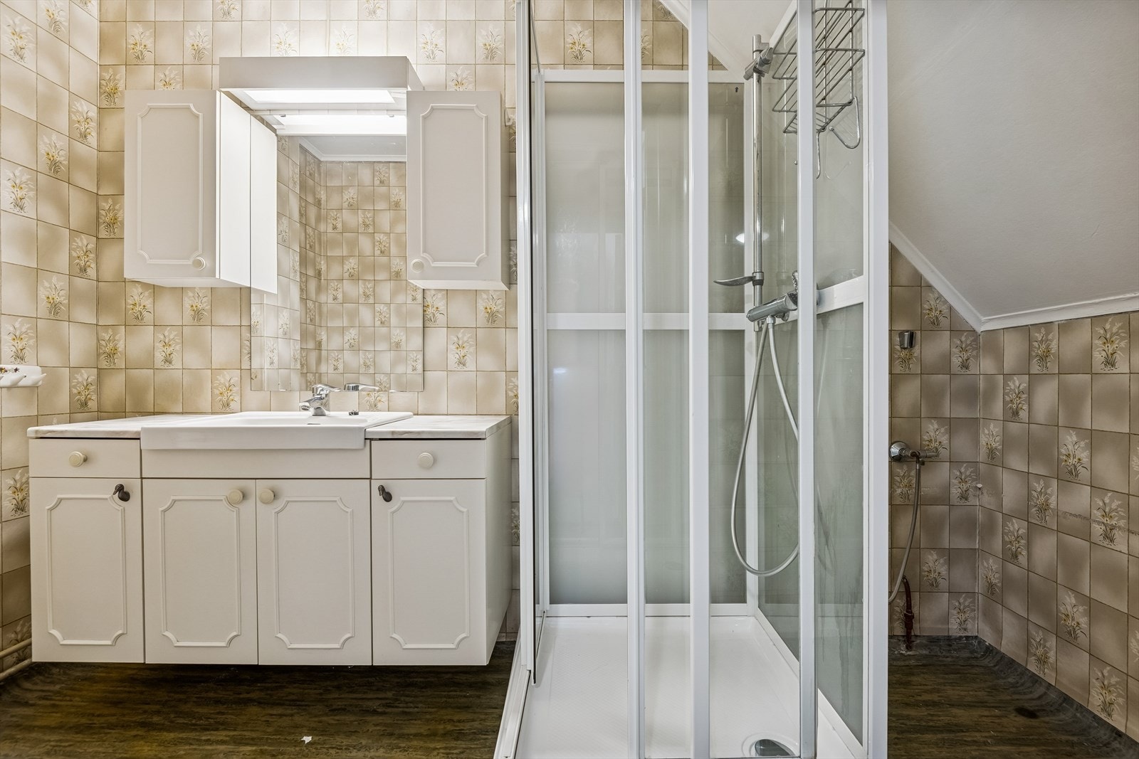 Badet har behov for oppgradering for å tåle bruk i hht dagens krav. Galleribilde