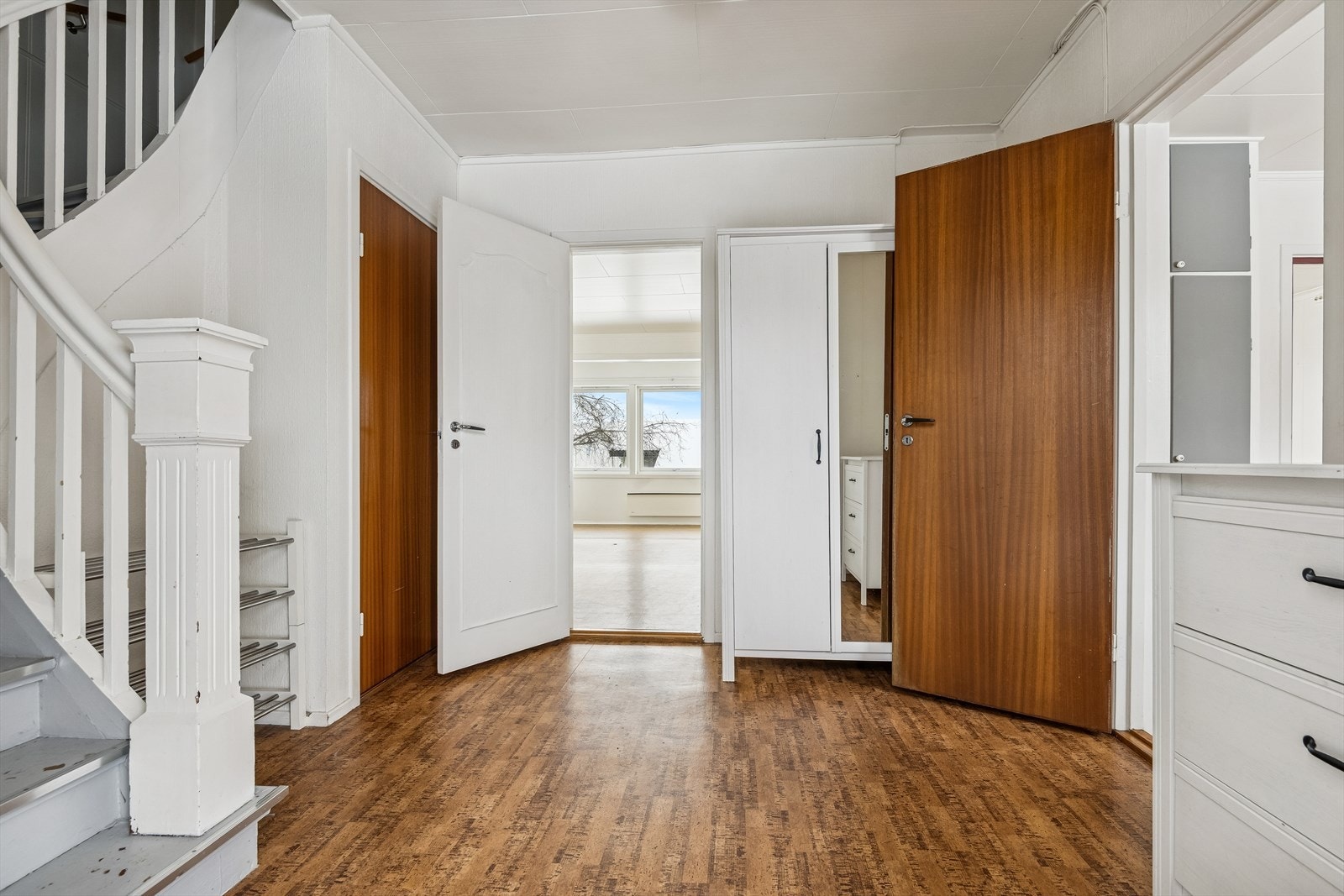 Fra entreen er det tilgang til boligens oppholdsrom og trapp til andre etasje og til kjeller. Galleribilde