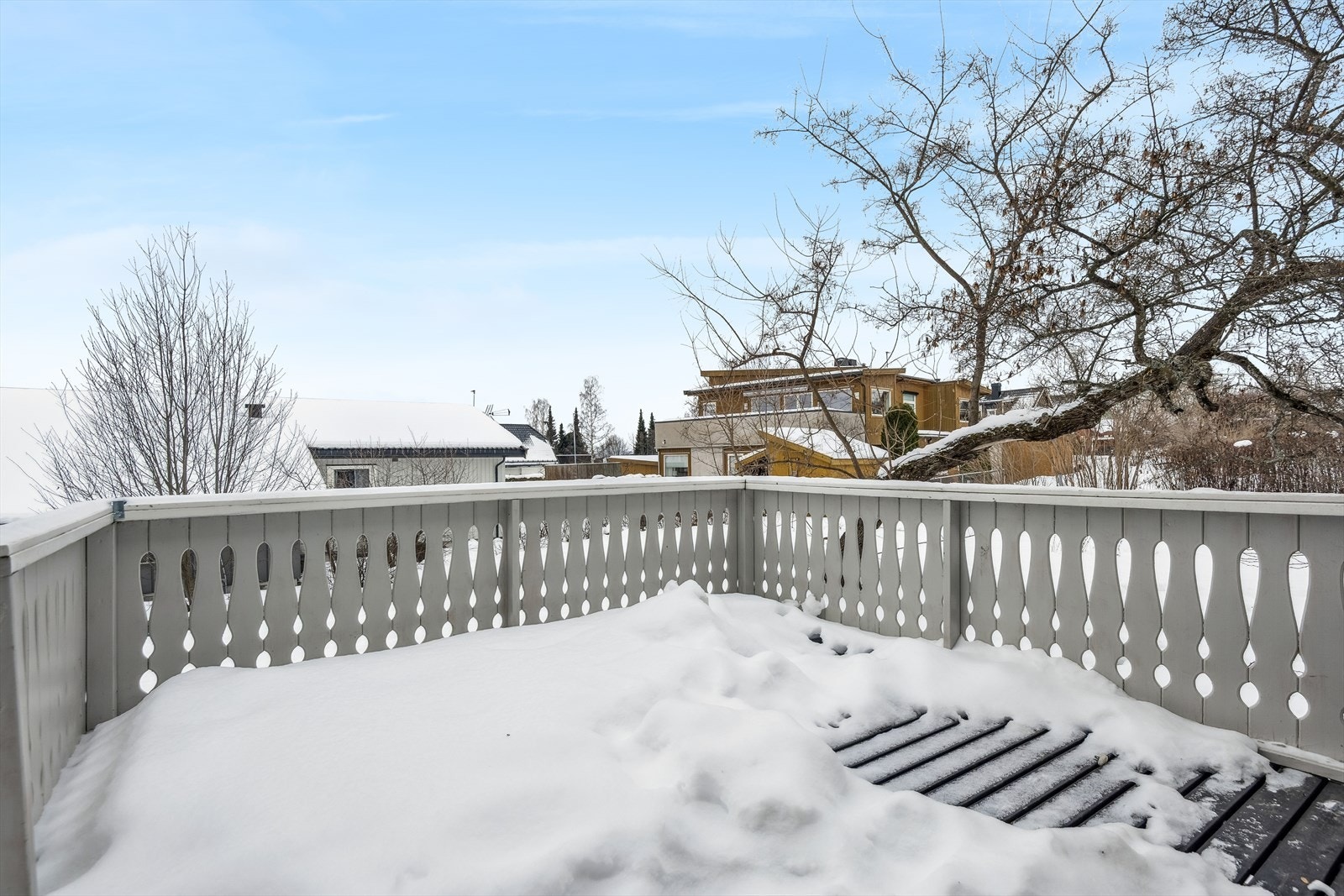 Fra stuen er det utgang til en terrasse med plass til en sittegruppe. Galleribilde