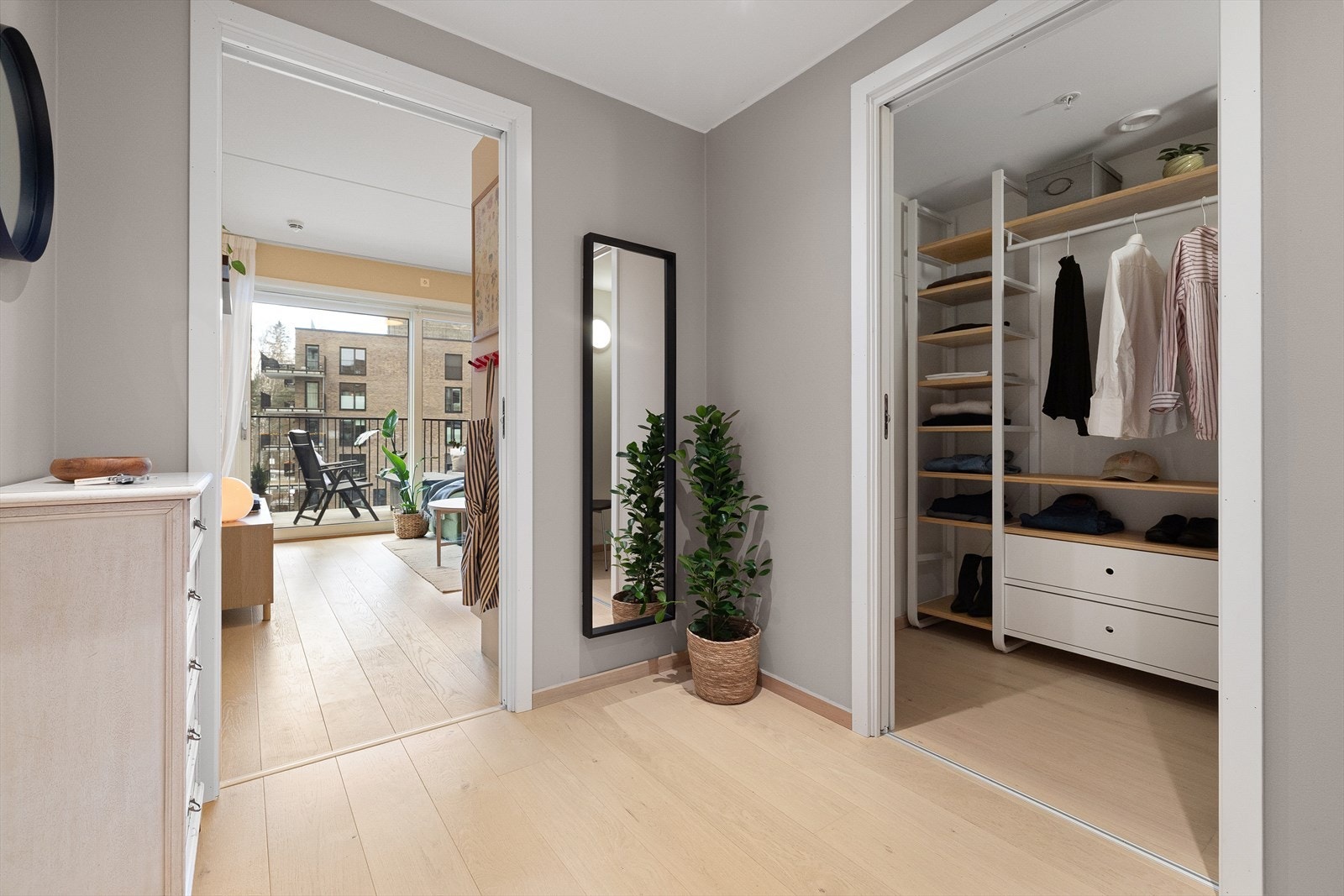 Entreen er romslig og skaper et godt førsteinntrykk med pene overflater. 1-stavs parkett, malte veggflater og downlightsbelysning Galleribilde