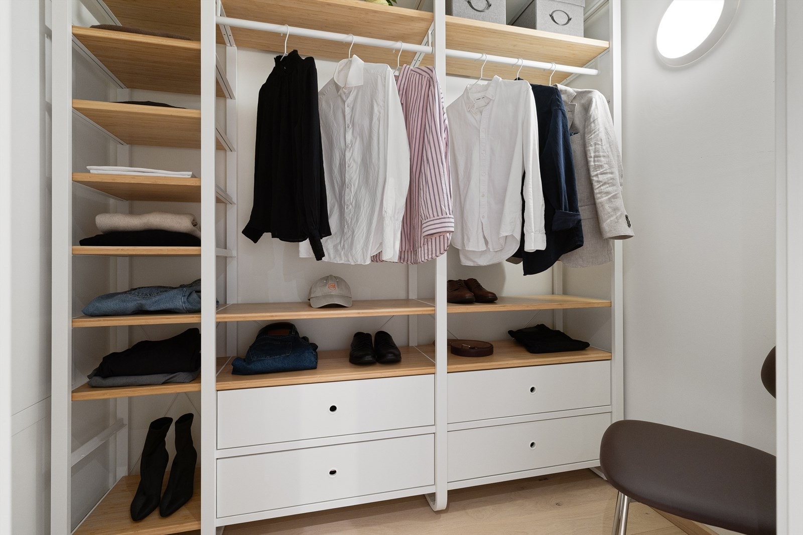 Fra entreen er det adkomst til en praktisk bod, i dag benyttet som walk-in garderobe. Leiligheten disponerer i tillegg en stor sportsbod på ca. 10 kvm Galleribilde