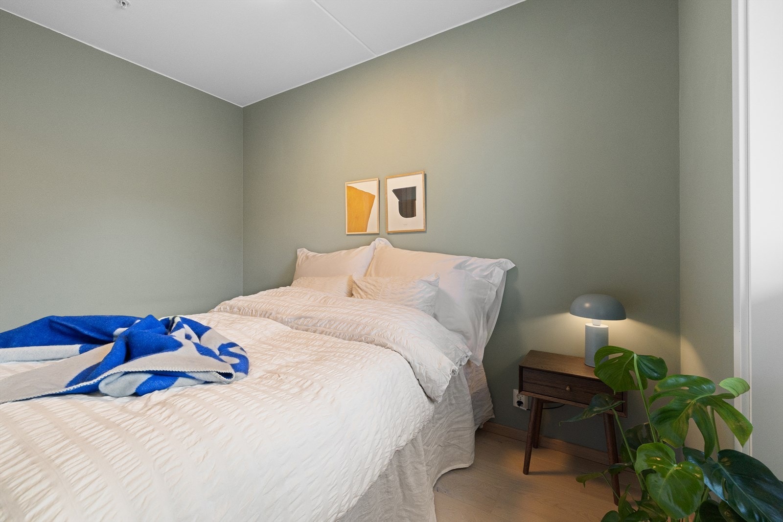 Soverommet har møbleringsmuligheter for dobbeltseng, nattbord og oppbevaringsmøblement Galleribilde