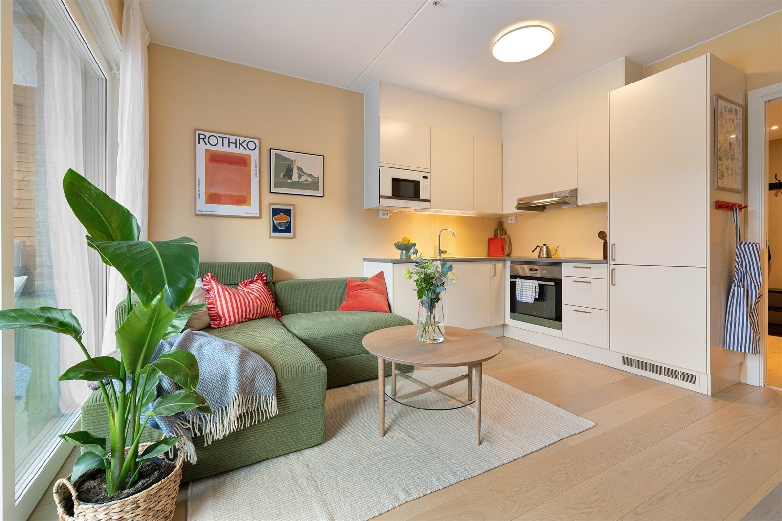 Stuen ligger i åpen løsning mot kjøkken, og har møbleringsmuligheter for sofagruppe, samt medie- og oppbevaringsmøblement Galleribilde