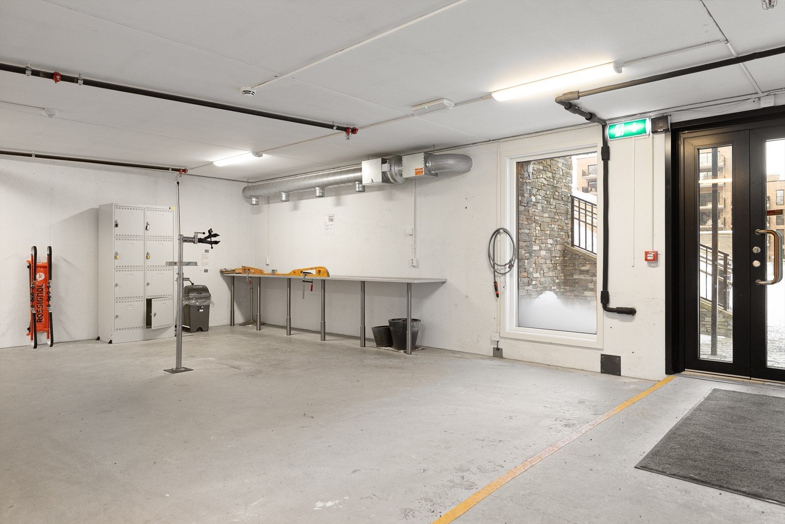 På vinterstid er området perfekt for ski-entusiaster med skiløyper tett på husveggen. Ekstra praktisk med felles smørebod og "verksted" Galleribilde