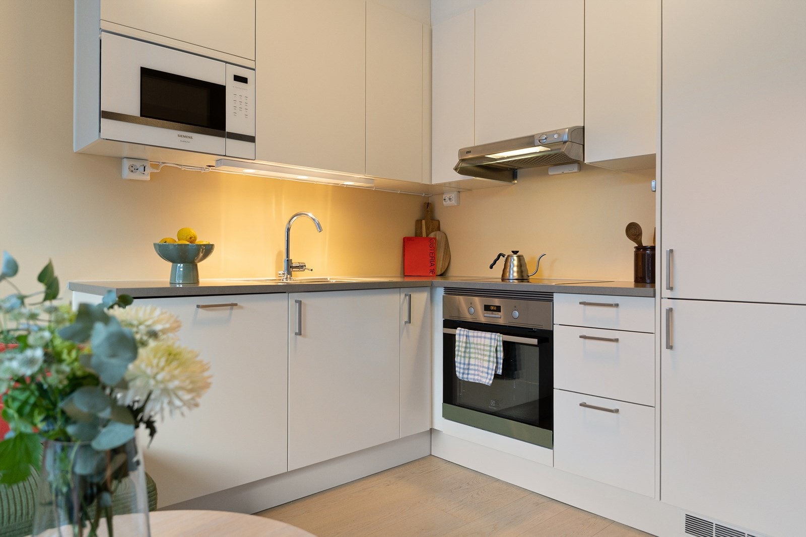 Moderne Sigdal-kjøkken med integrerte hvitevarer fra Siemens Galleribilde