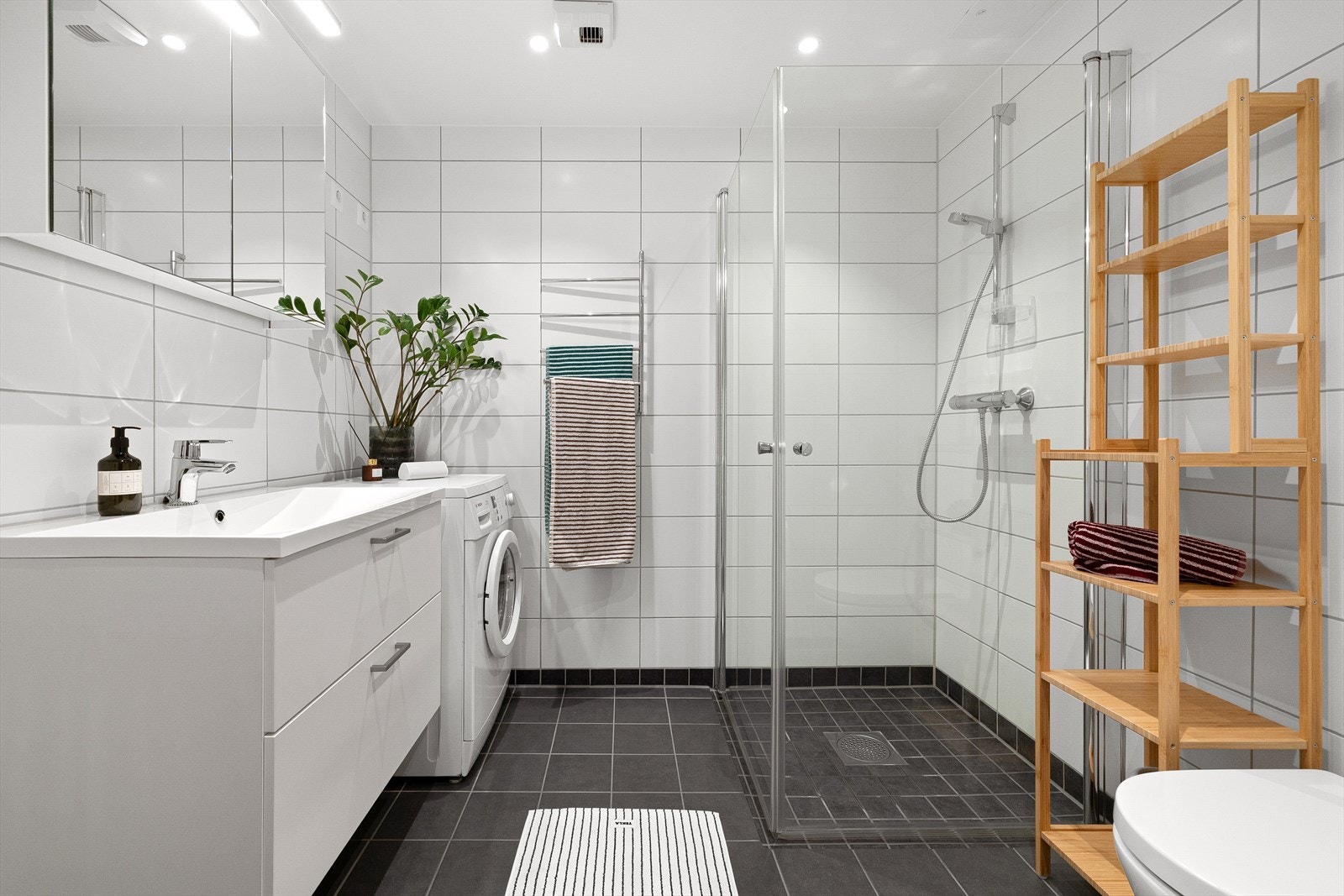 Romslig, helfliset bad fra 2020 med varmekabler i gulv, downlights i himling og opplegg for vaskemaskin Galleribilde