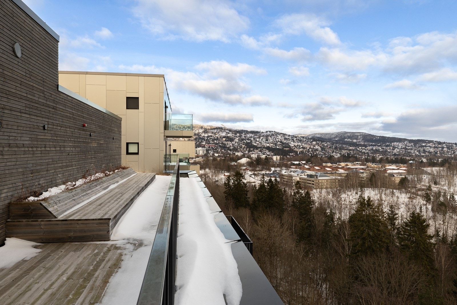 Takterrassen har flere sittegrupper og rikelig med beplantning Galleribilde