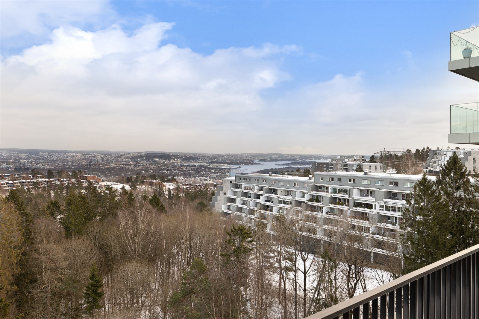 Takterrassen har meget gode solforhold og flott langstrakt utsikt over Oslo by og fjord Galleribilde