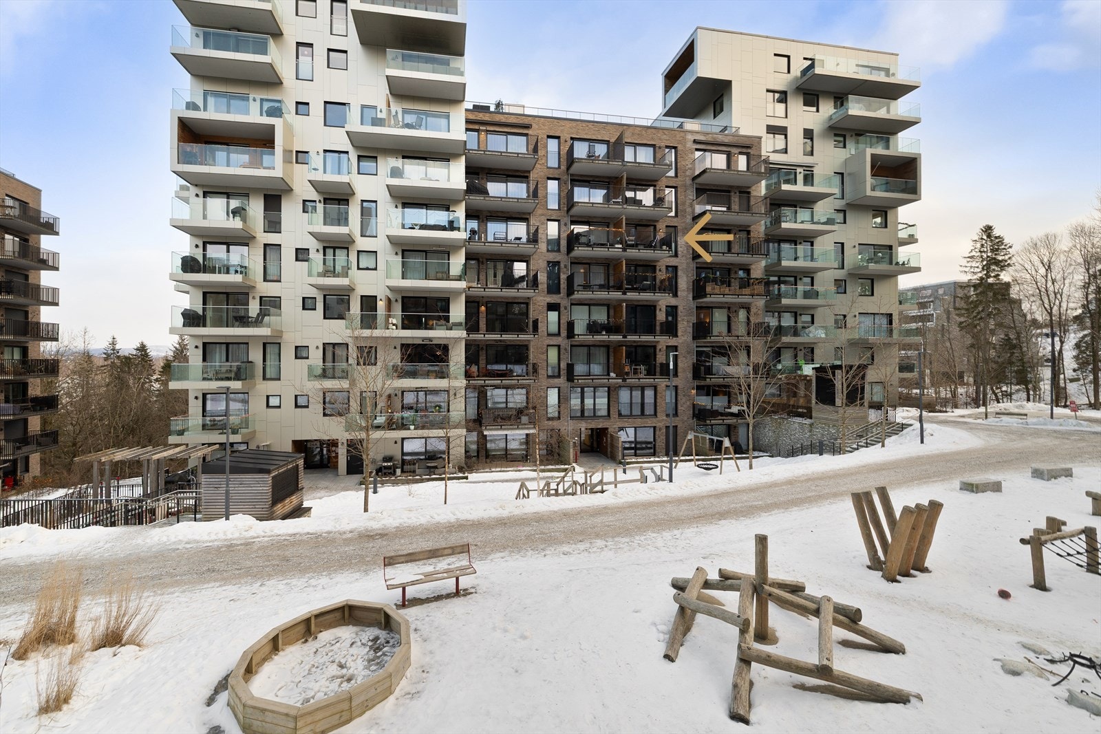 Fellesområdene er pent opparbeidet med gressplen, lekeapparater og sittegrupper Galleribilde