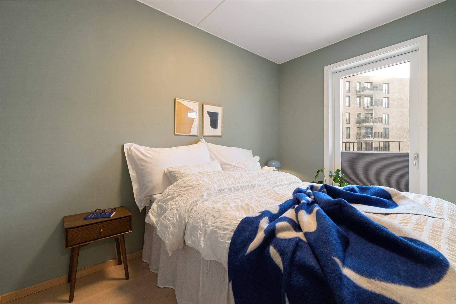 Lunt og fint soverom med 1-stavs parkett, vannbåren gulvvarme og fransk balkong mot vest Galleribilde