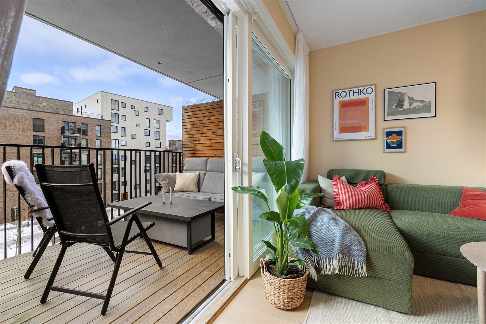 Sammen med store vindusflater/skyvedør og godt lysinnslipp bidrar balkongen til at stuen oppleves ekstra romslig, særlig i sommerhalvåret Galleribilde