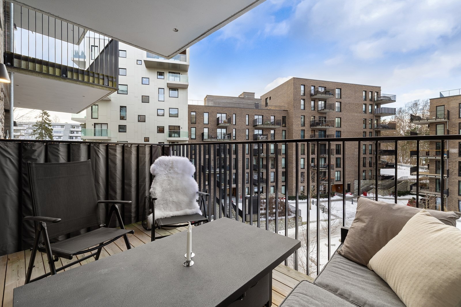 Balkongen utgjør en naturlig forlengelse av rommet og gir god plass til utemøblement, grill og beplantning Galleribilde