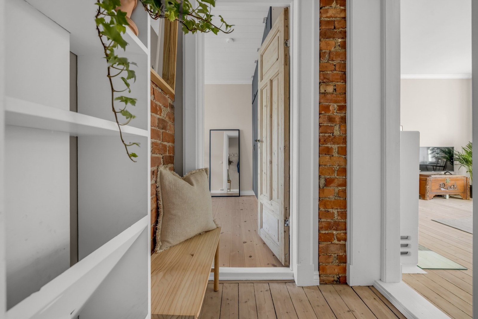 Med leiligheten følger en kjellerbod på 7 kvm, og en loftsbod med skråtak på 3 kvm (gulvareal ca. 5 kvm). Galleribilde