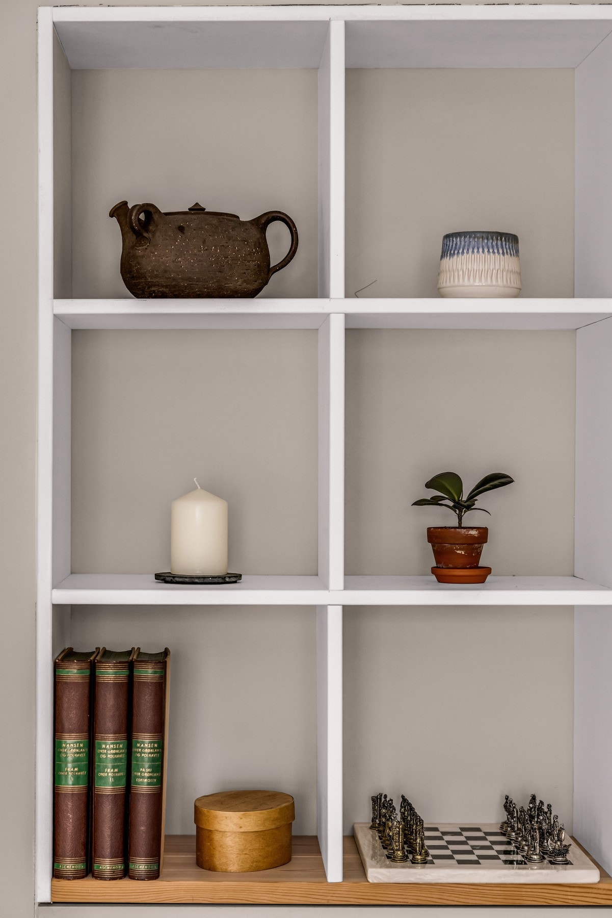 Innebygde hyller gir praktisk oppbevaringsplass. Galleribilde