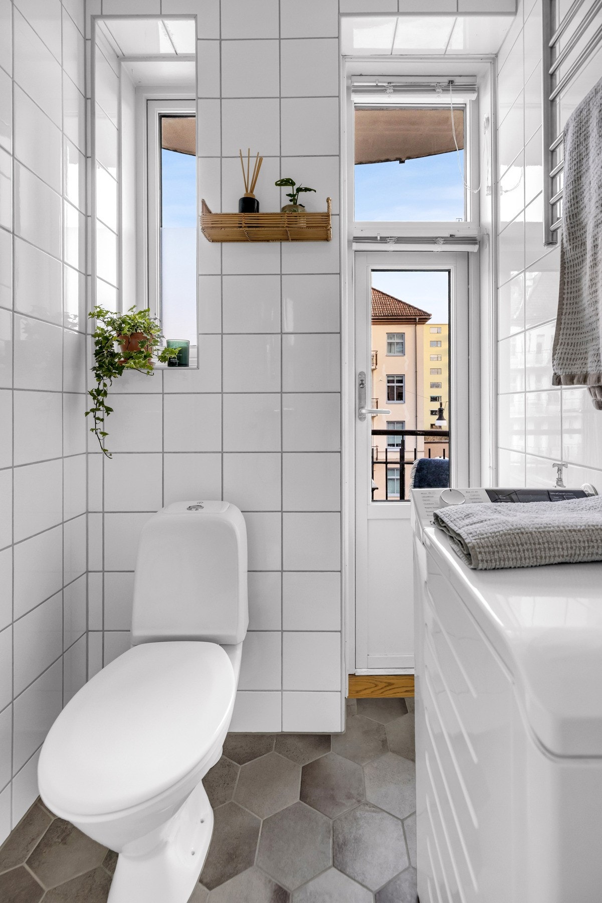 Det er opplegg for vaskemaskin (plass til smal type). I tillegg disponerer bygget felles vaskeri i kjeller og tørkeloft, samt tørkeplasser i bakgården. Galleribilde