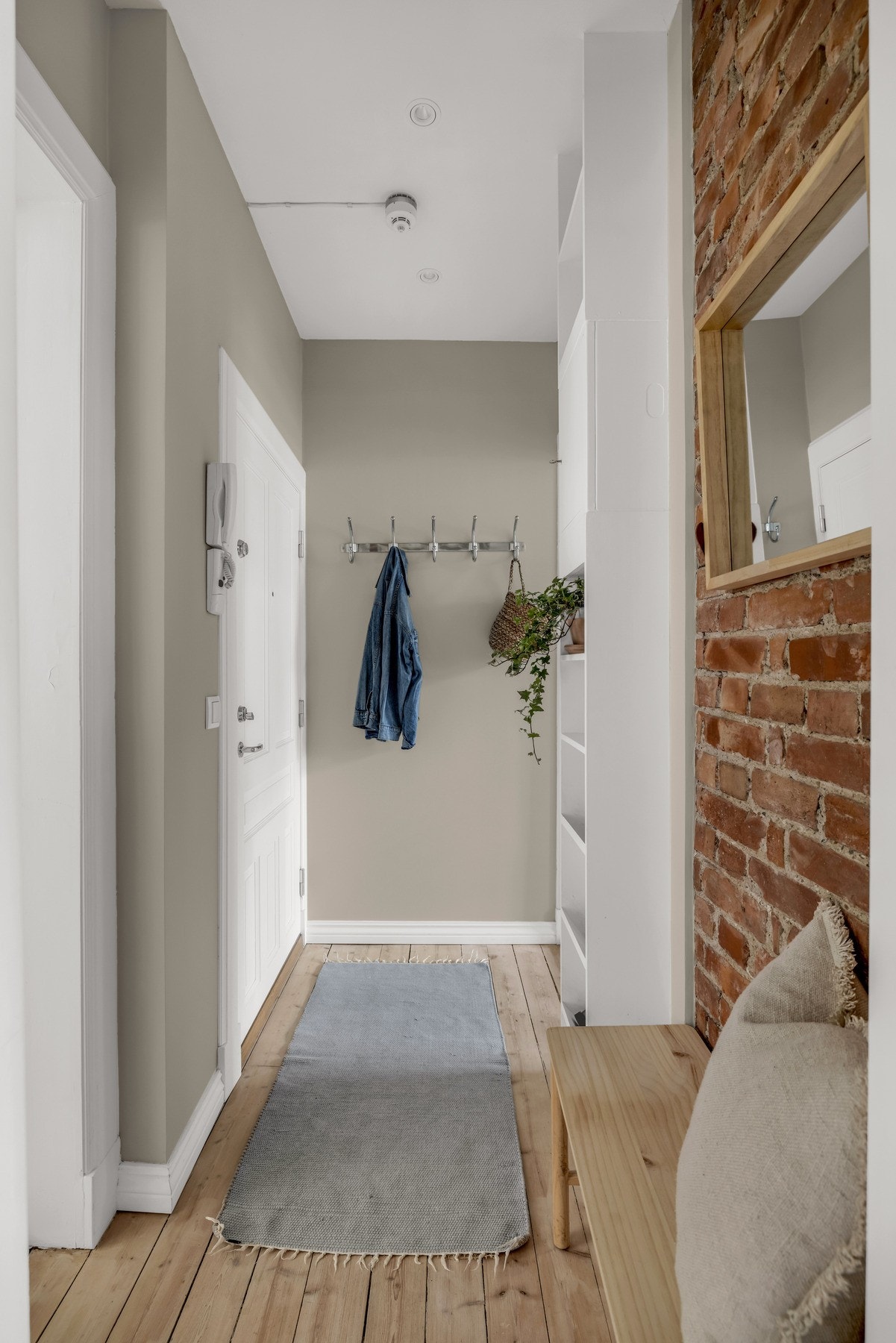 Entréen fremstår som romslig og praktisk med plass til både skohylle og knaggrekke. Galleribilde