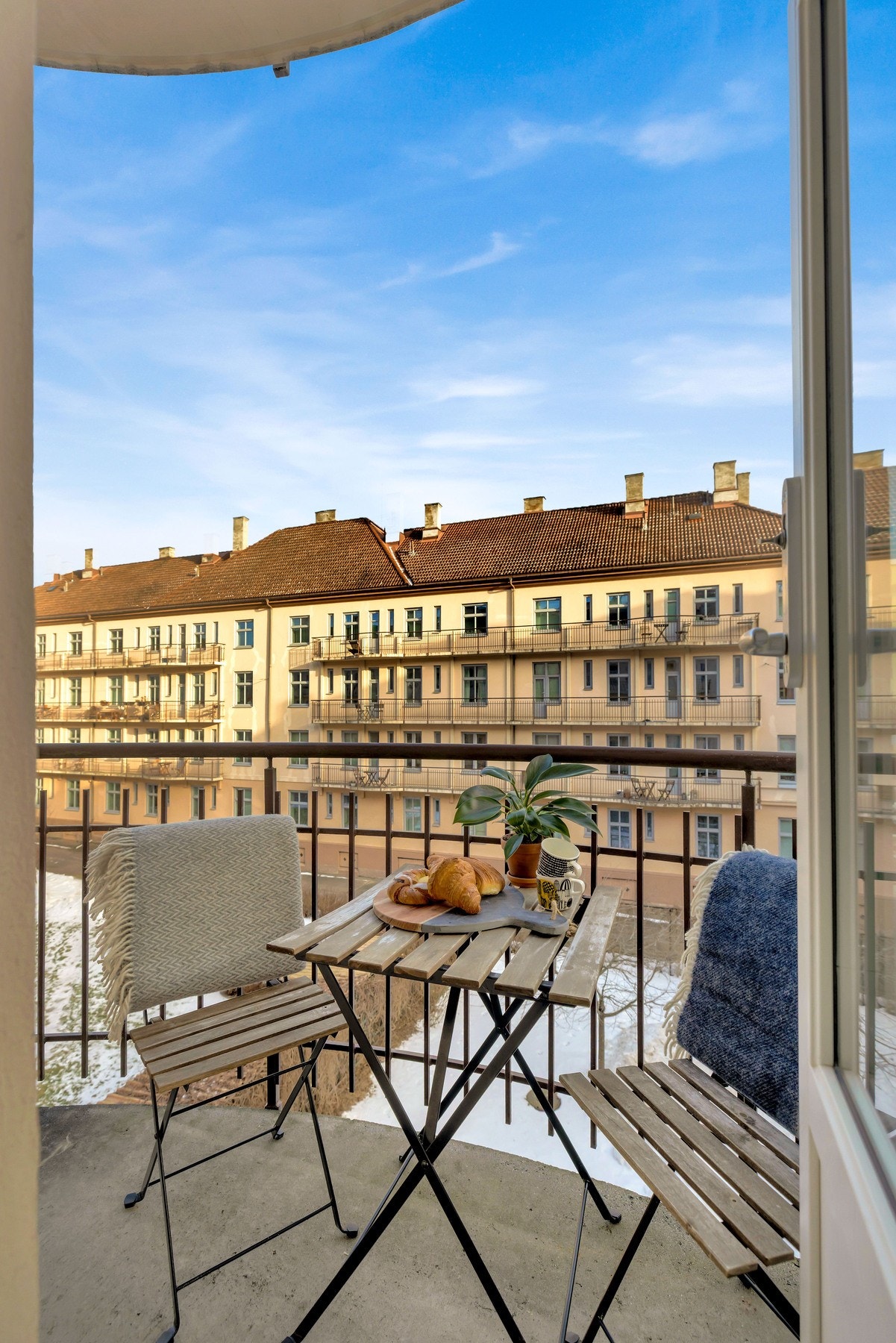 Fra badet er det utgang til brannbalkong som vender mot den nydelige bakgården. Galleribilde