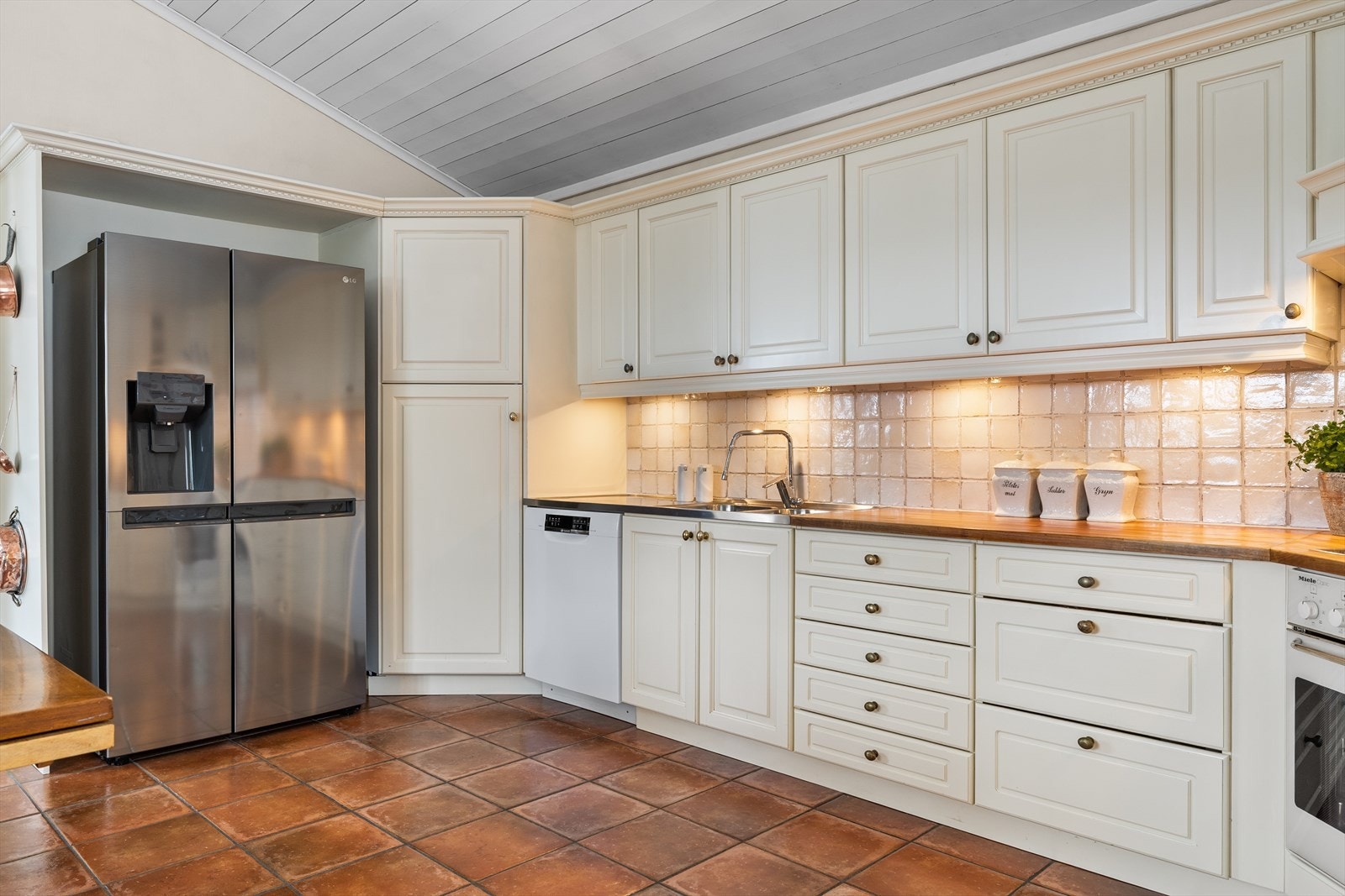 Godt med benkeplass på kjøkken som gir rom for flere å kokkelere sammen. Galleribilde