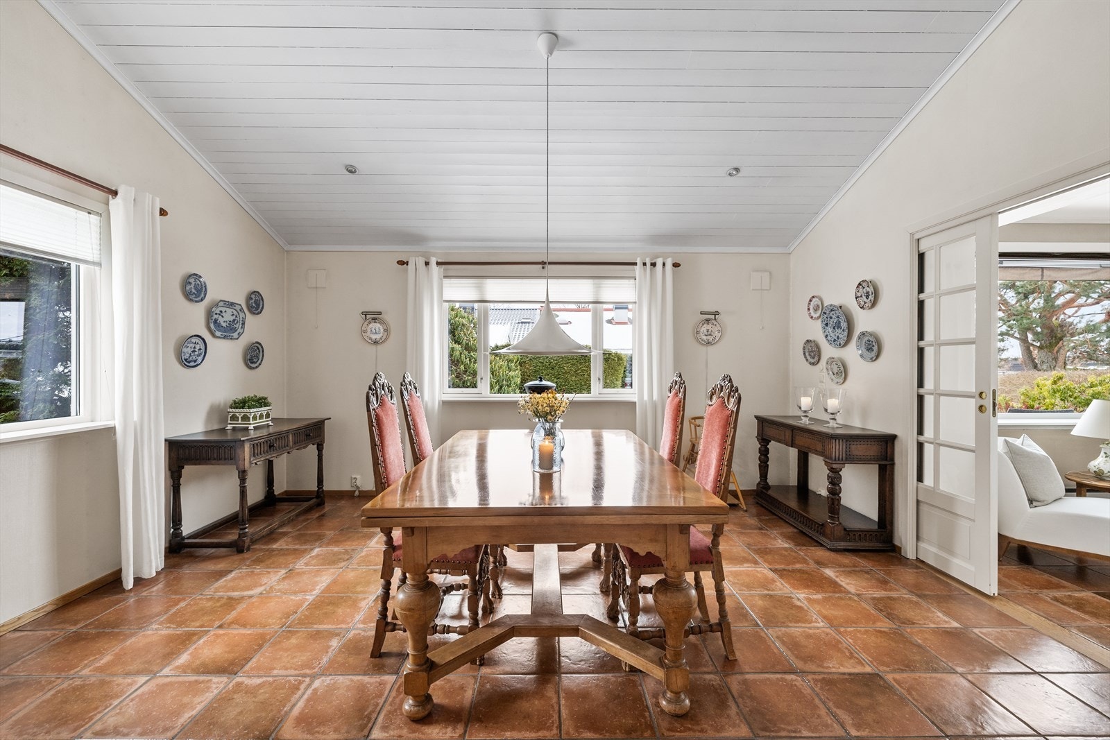 Her kan man nyte en bedre middag med venner og familie. Bordet kan bli dobbelt så langt, kan kjøpes! Galleribilde