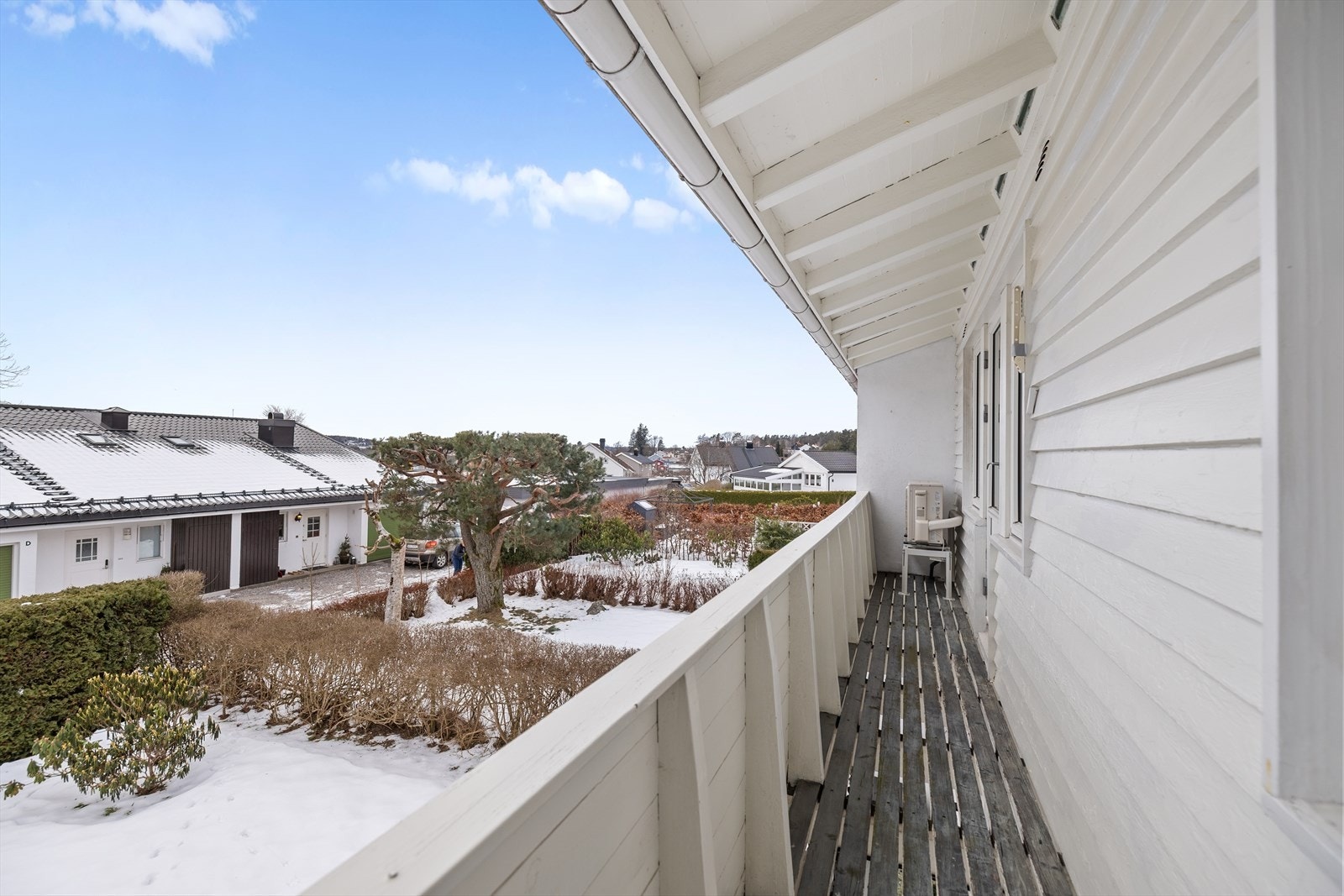 Balkong med utsikt over hagen og nærområdet. Galleribilde