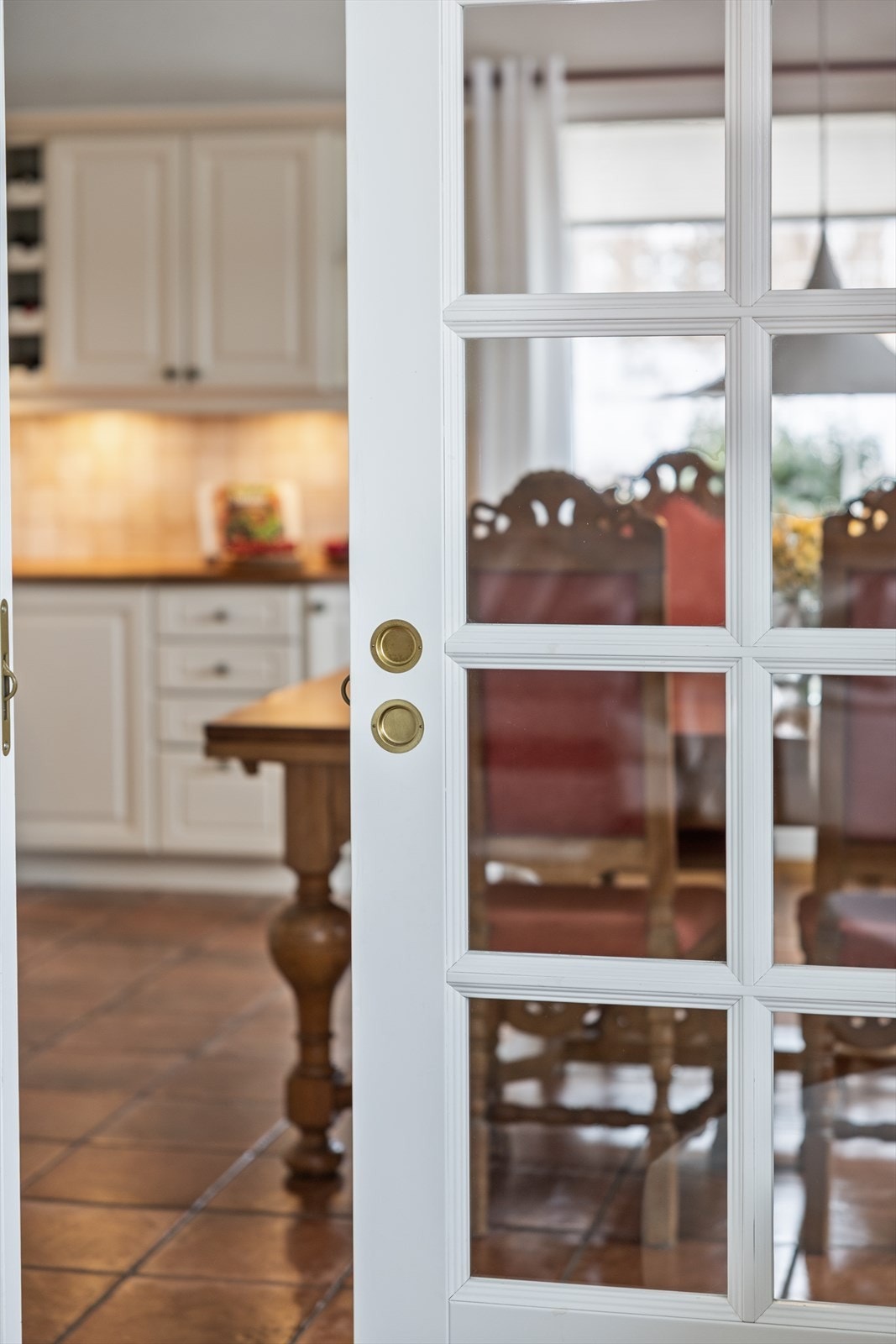 Det er doble glassdører mellom stue og kjøkken (skyvedører) Galleribilde