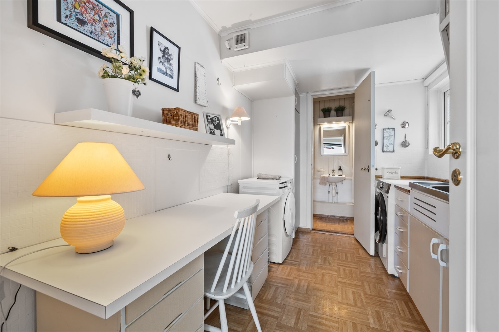 Boligen har eget vaskerom i 1. etasje, innredet med kjøkkeninnredning og med opplegg for både vaskemaskin og tørketrommel. Dette er det opprinnelige kjøkkenet Galleribilde