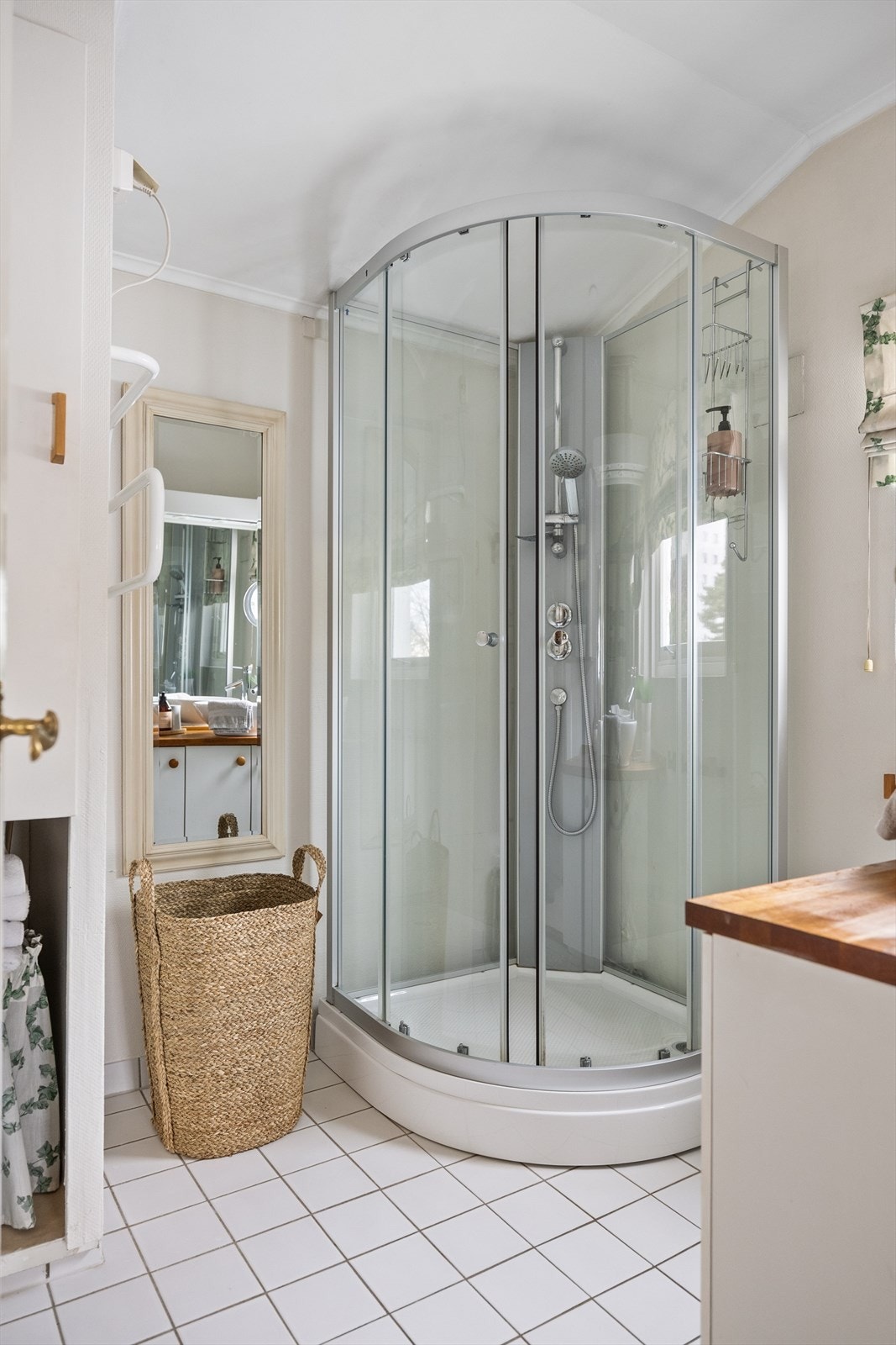 Badet er innredet med servant og dusjkabinett, hvor dusjkabinettet ble montert i 2024. Galleribilde