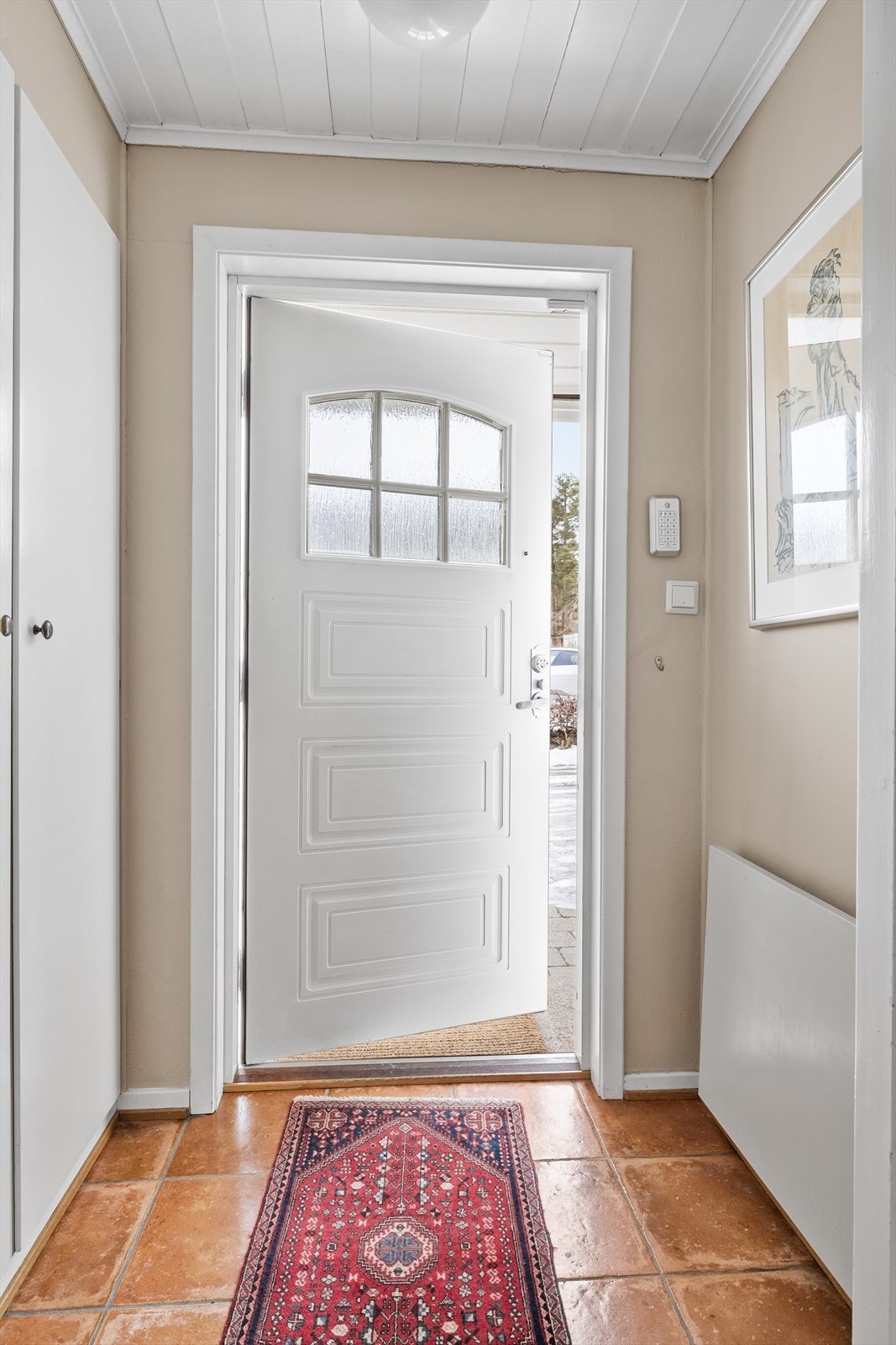 Dette gir boligen et solid og velholdt preg, samtidig som den gir gode muligheter for videre oppdatering og personlig tilpasning. Galleribilde