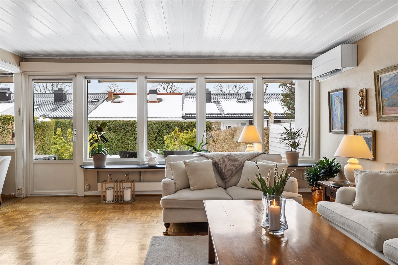 Fra stuen har man utgang til terrassen og hagen- En nydelig uteplass for store og små Galleribilde