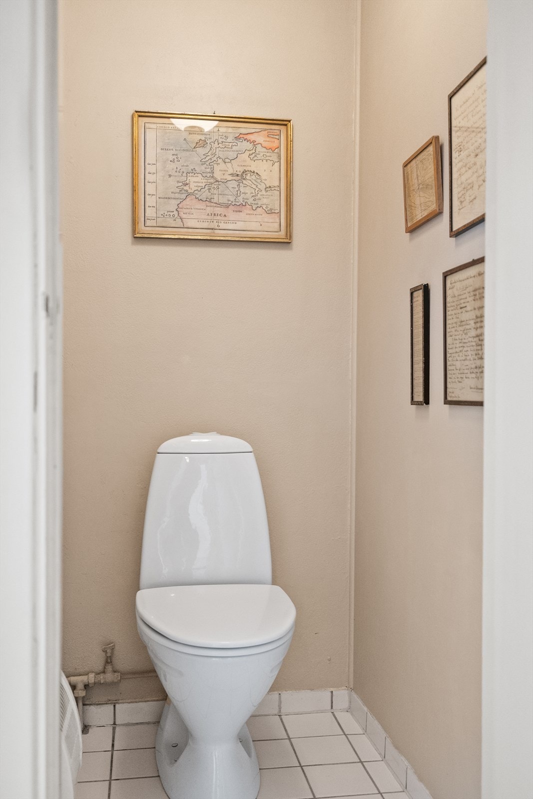 Toalettrommet i 2. etasje har flislagt gulv og toalett fra 2010. Galleribilde