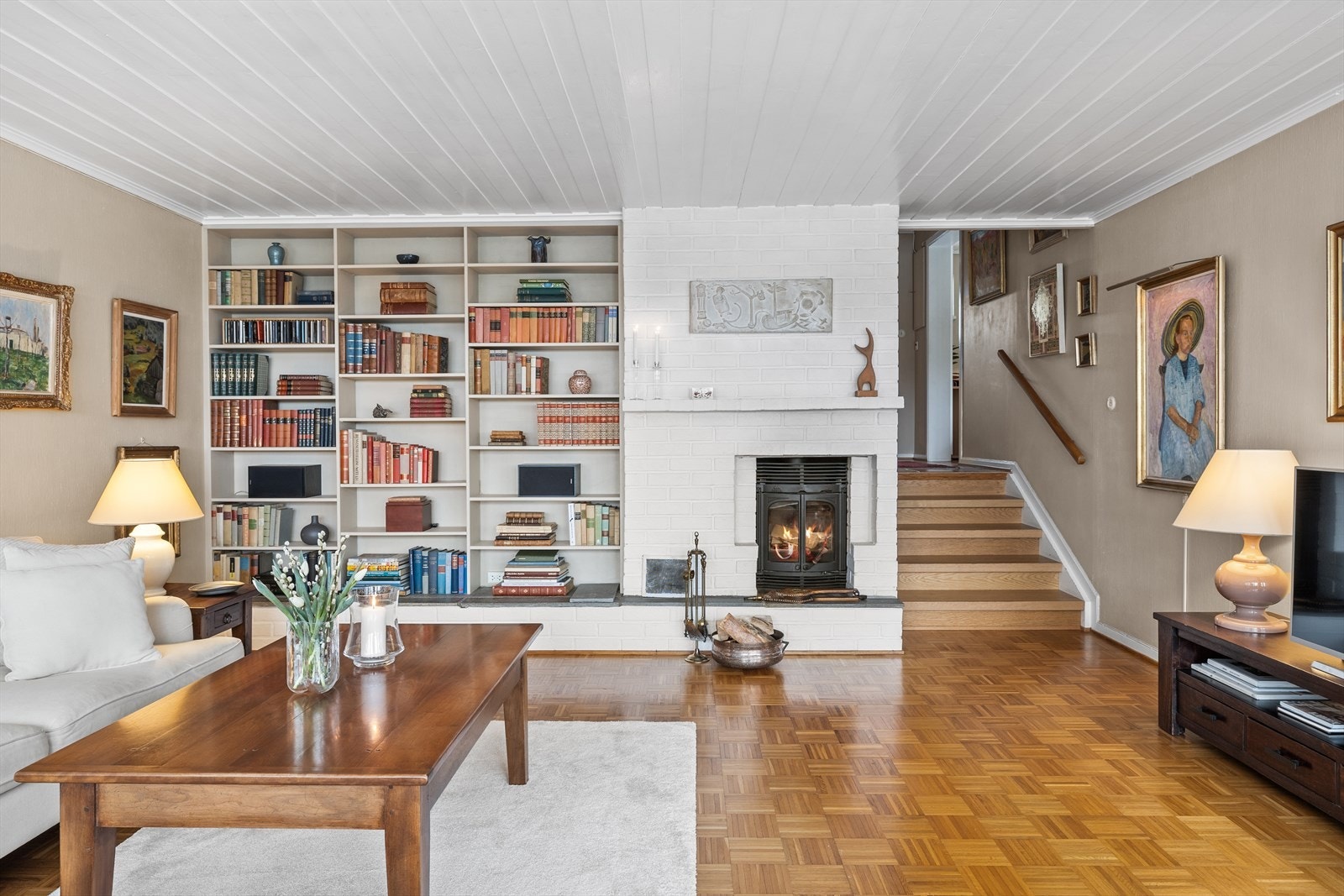 Her får du en boligen som fremstår som velholdt og funksjonell, med en praktiske planløsning. Galleribilde