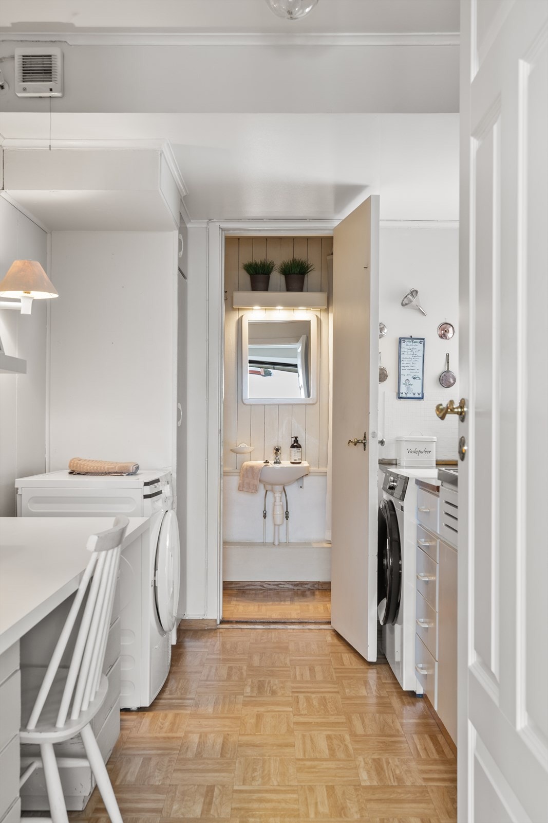 Innerst på vaskerommet finner man et toalettrom. Galleribilde