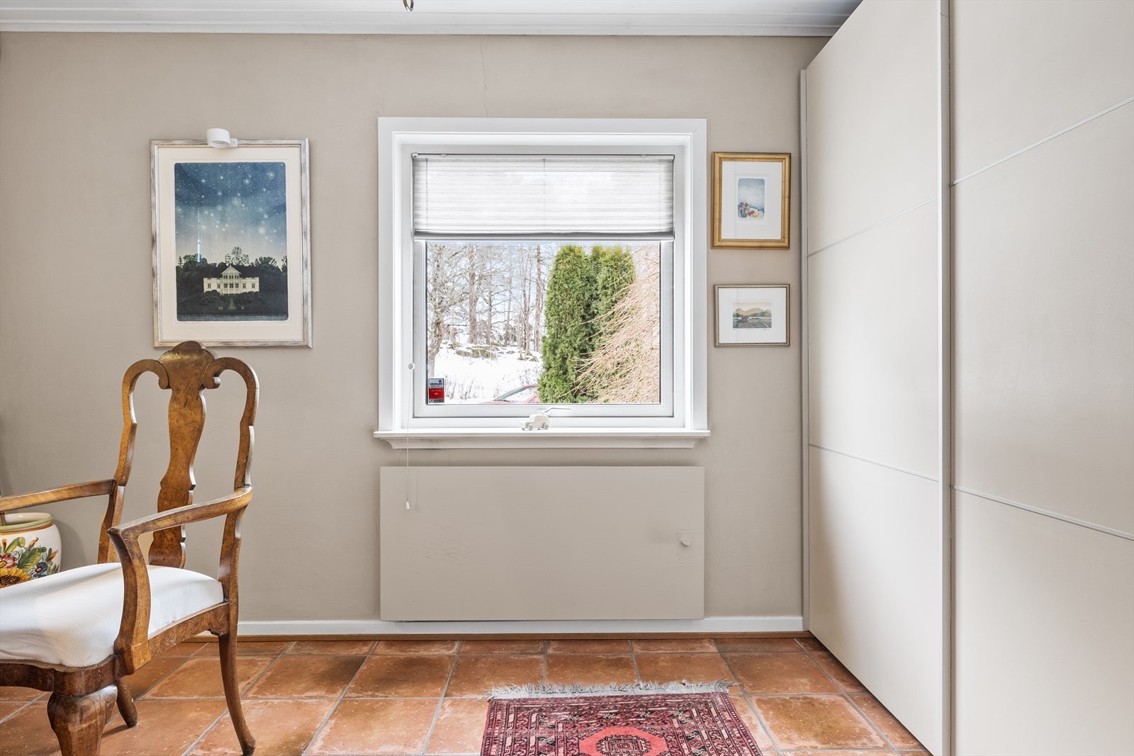 Kontoret har plass til kontorpult, her er også stort garderobeskap. Galleribilde