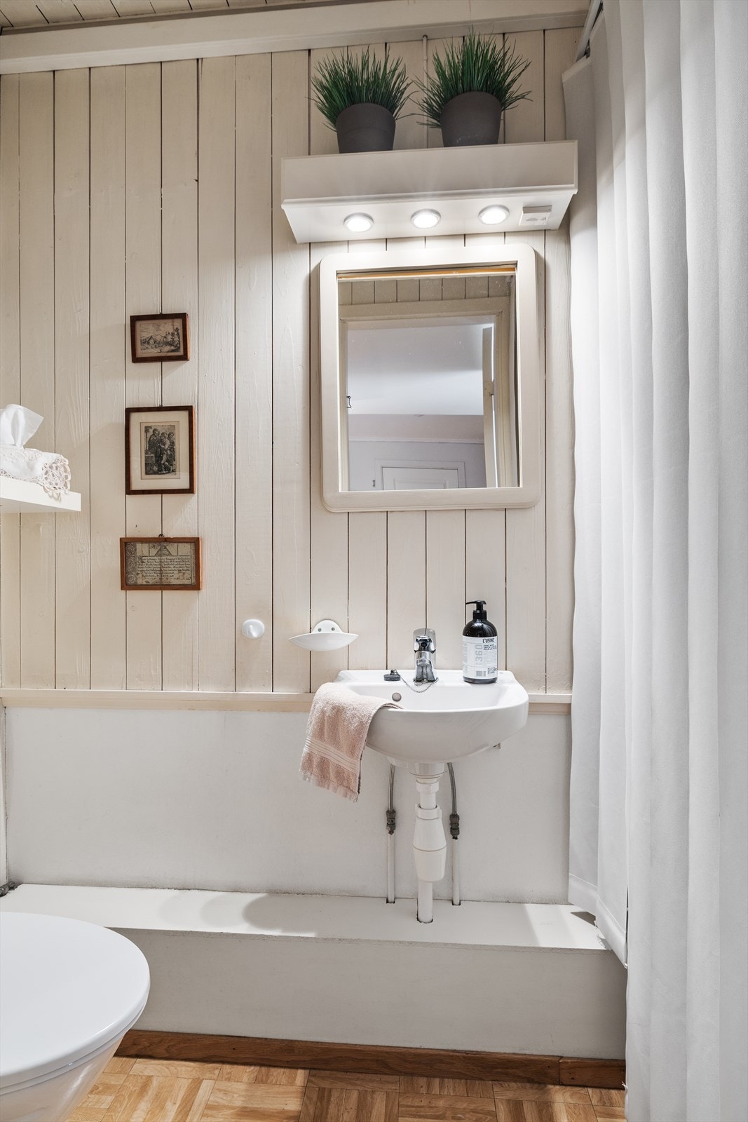 Toalettrommet er innredet med servant og toalett. Galleribilde