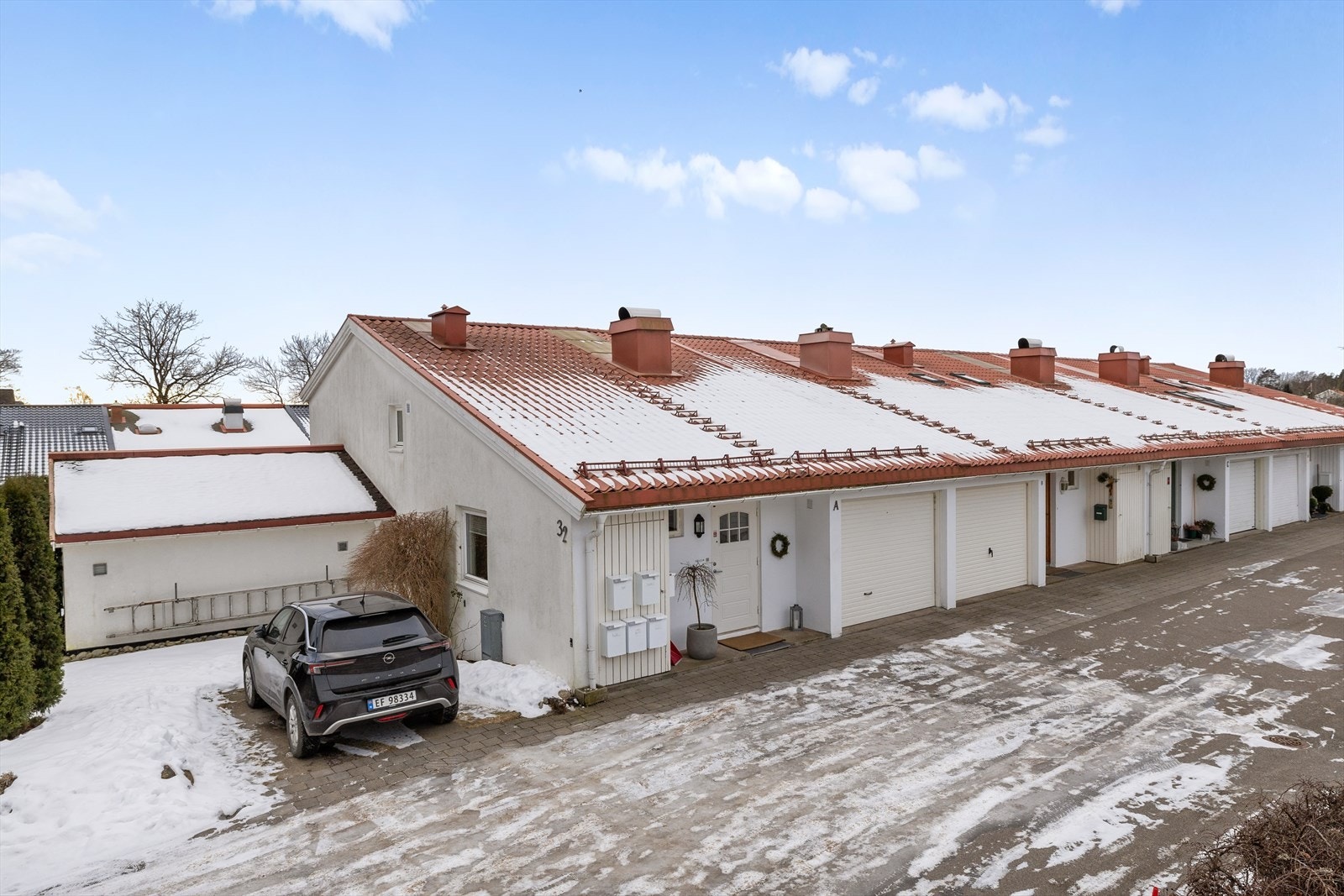 Eiendommen har en sentral beliggenhet med kort avstand til daglige servicetilbud, kollektivtransport og gode tur- og rekreasjonsområder. Galleribilde