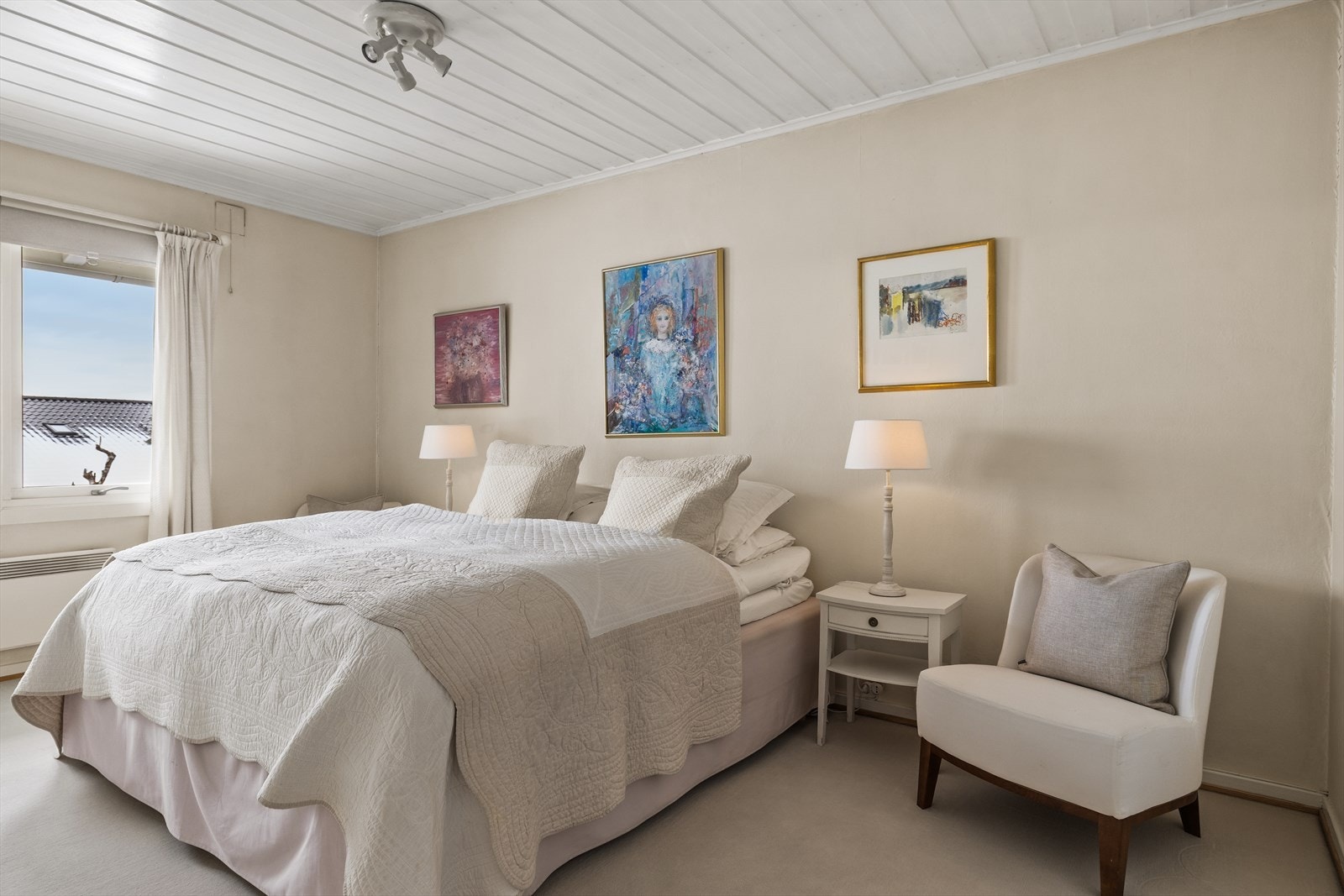 Boligen har totalt 3 soverom - Hovedsoverommet er romslig med god plass til større seng. Galleribilde