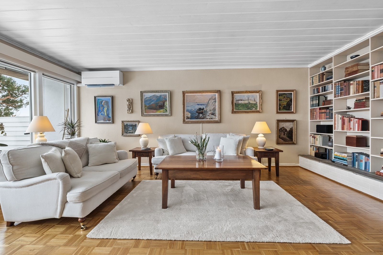 Det ble montert varmepumpe i boligen i 2021. Denne gir en jevn og fin temperatur i boligen. Galleribilde