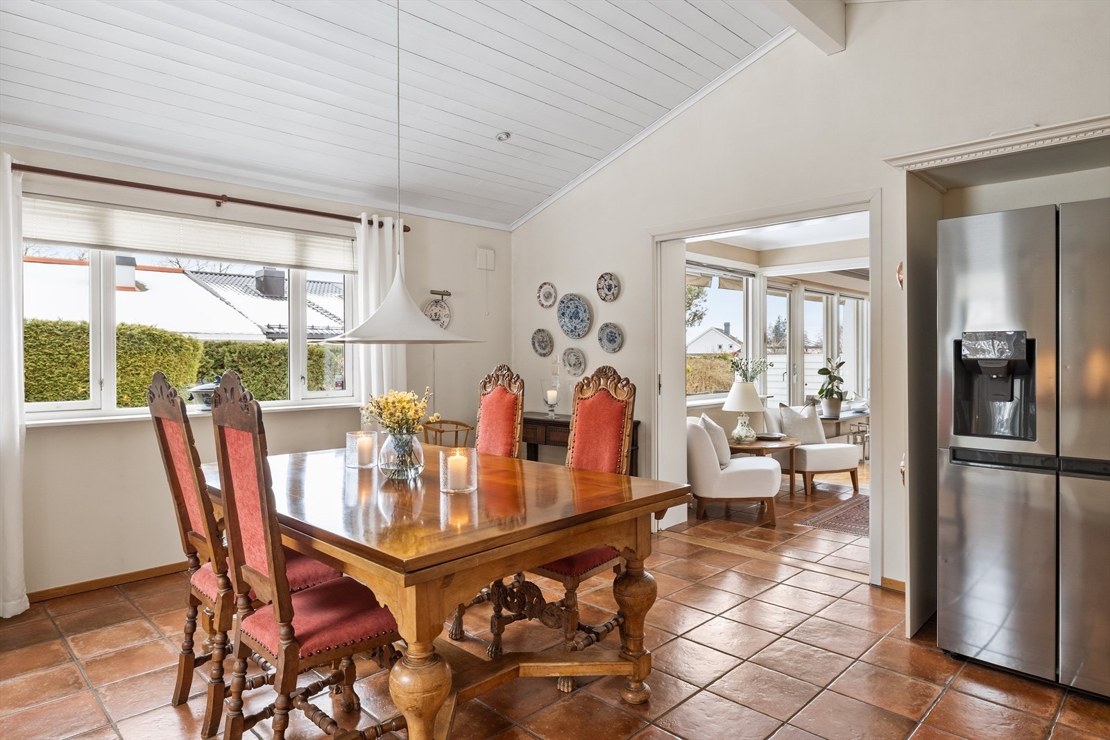 Kjøkkenet har høy takhøyde som gjør at rommet føles romslig og luftig. Galleribilde