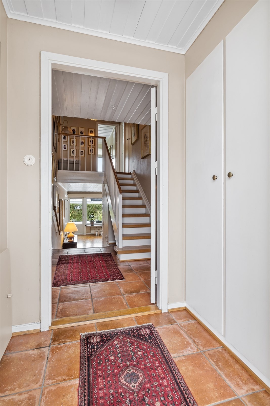 Entre med god plass til å henge fra seg yttertøy. Galleribilde