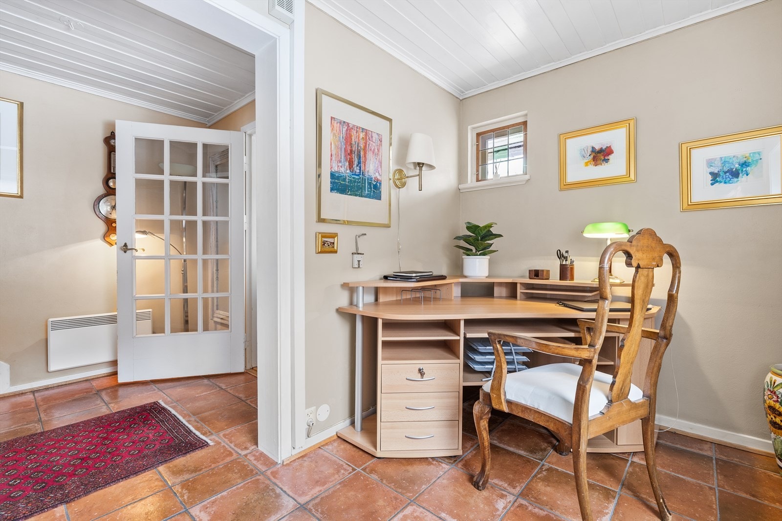 Kontor/gjesterom/soverom 4? finner man i mellometasjen ved inngangspartiet. Dette benyttes som en ekstra garderobe også. Galleribilde