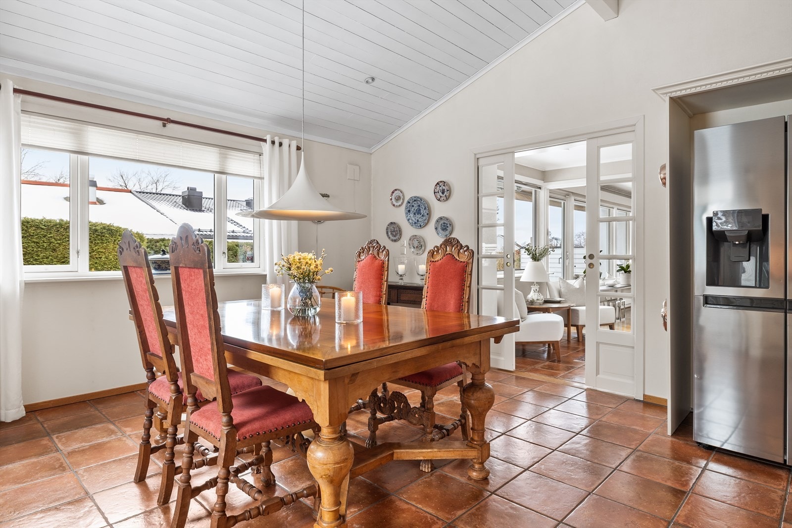 Romslig kjøkken hvor man har god plass til romslig spisebord. Galleribilde