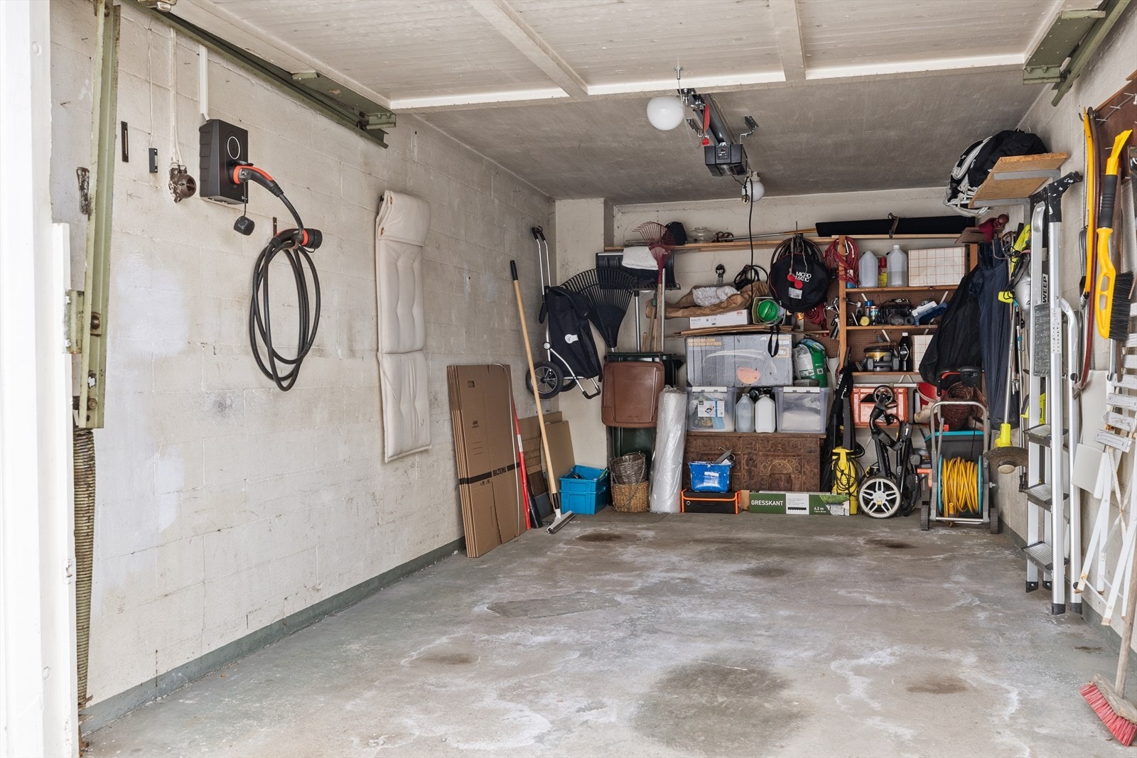 Garasje med plass til en bil, her har man også el-billader. Galleribilde
