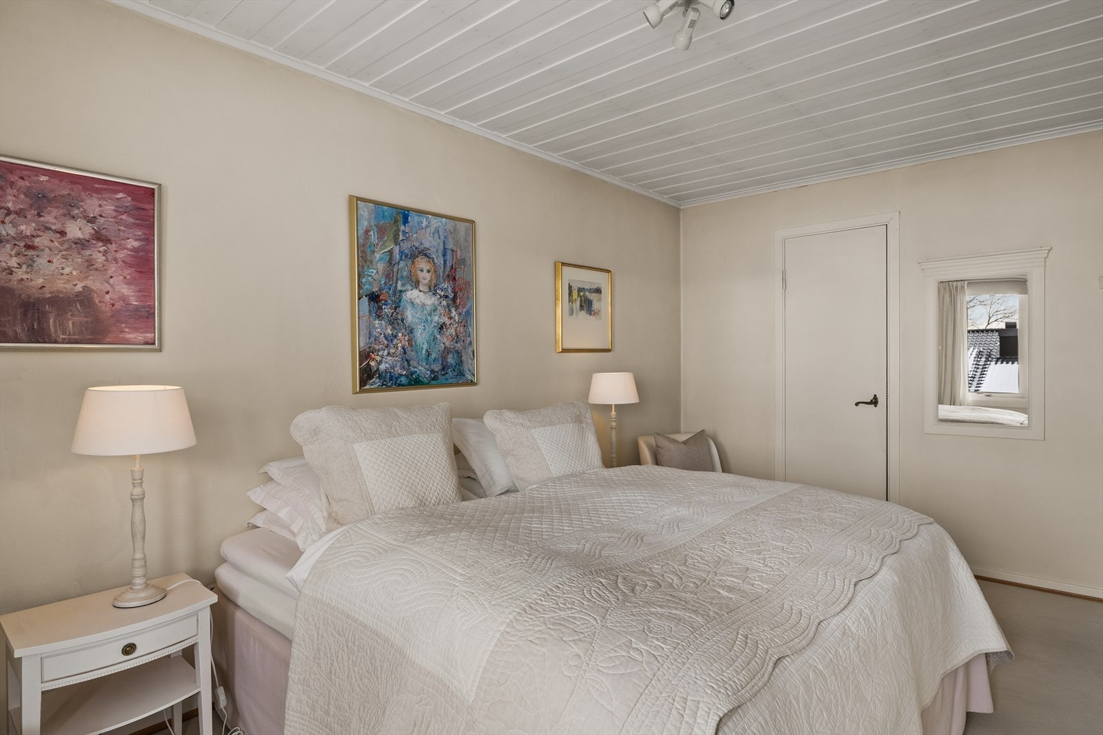 Innenfor døren er det en garderobe/bod samt inngang til et lagringsloft Galleribilde