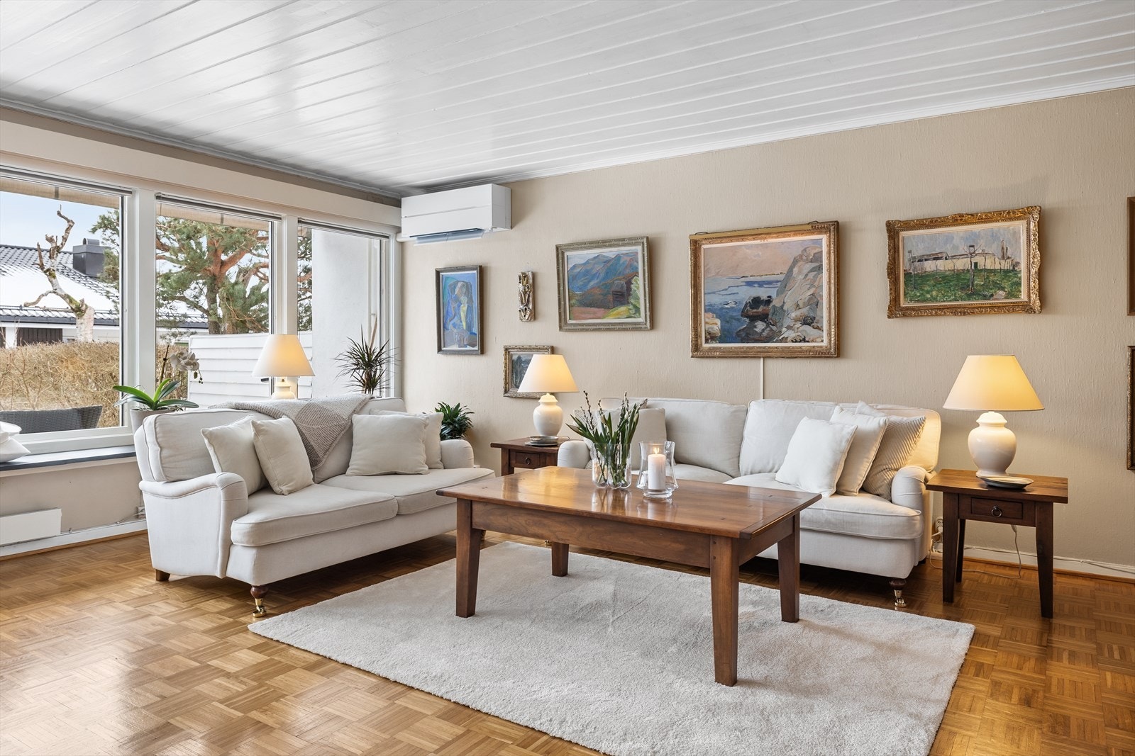 Stuen har store gode vinduer som gir rikelig med lysinnslipp inn i stuen. Galleribilde