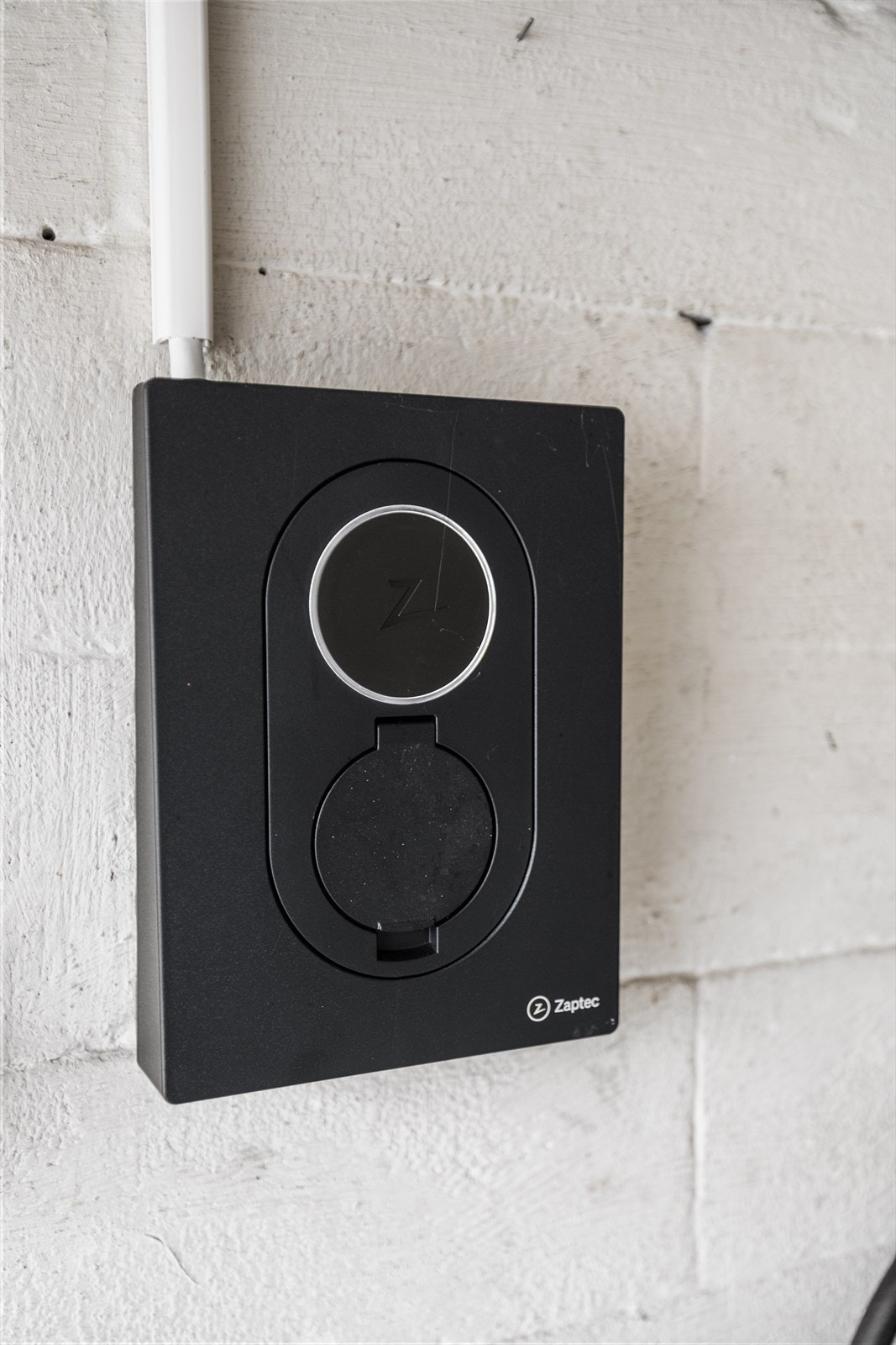 El-billader montert i garasjen Galleribilde