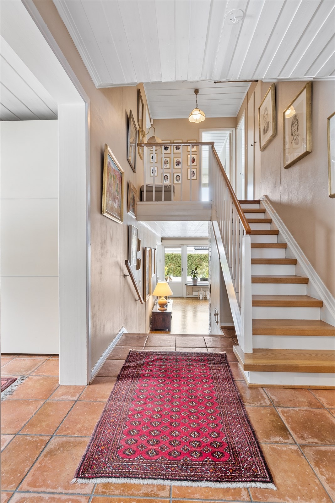 Boligen består av to fulle og en mellometasje (der man kommer inn). En god planløsning for hele familien Galleribilde