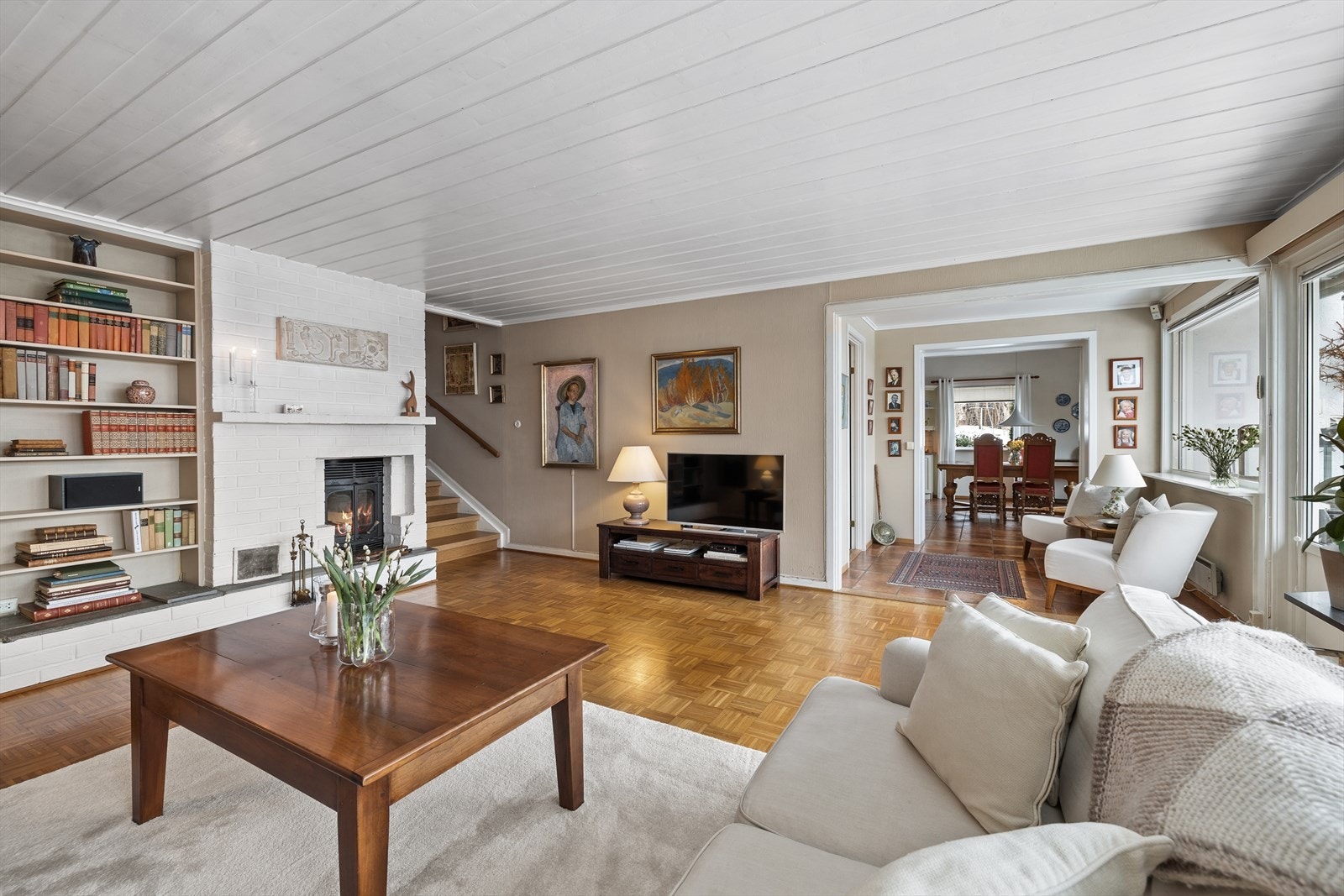 Innvendig har boligen varierte og praktiske materialvalg, med gulv bestående av tepper, parkett og fliser. Galleribilde