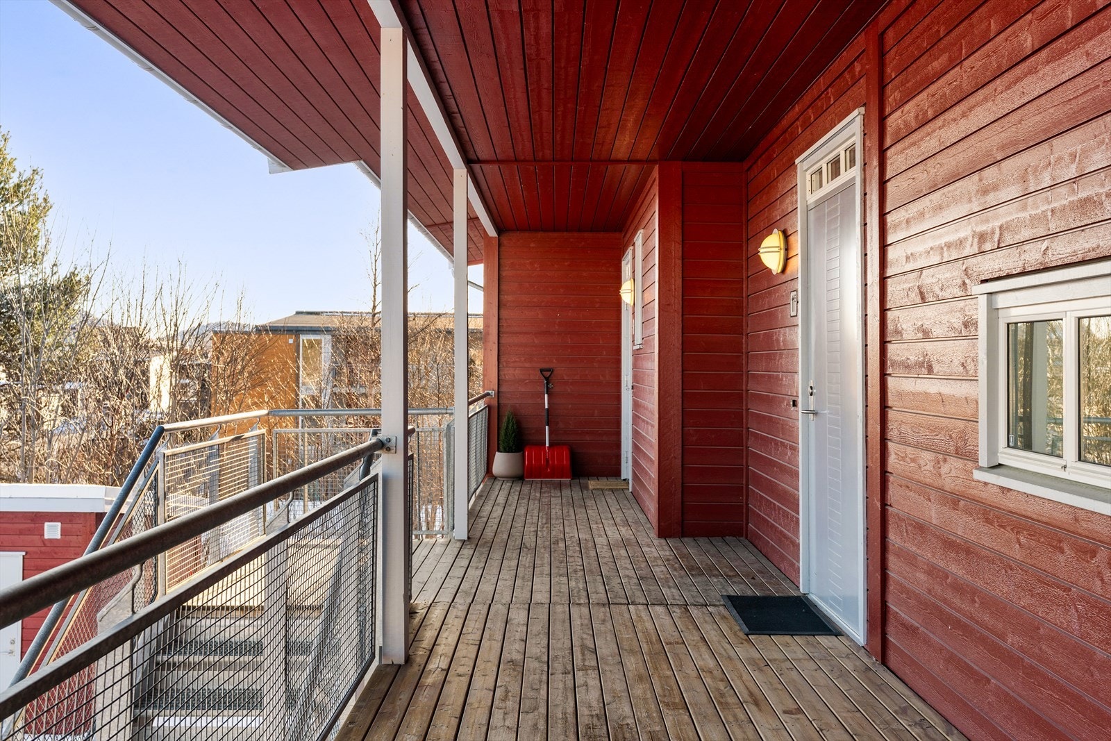 Morgensolen titter inn på boligens fremside. Perfekt plassering for et lite kafésett. Galleribilde