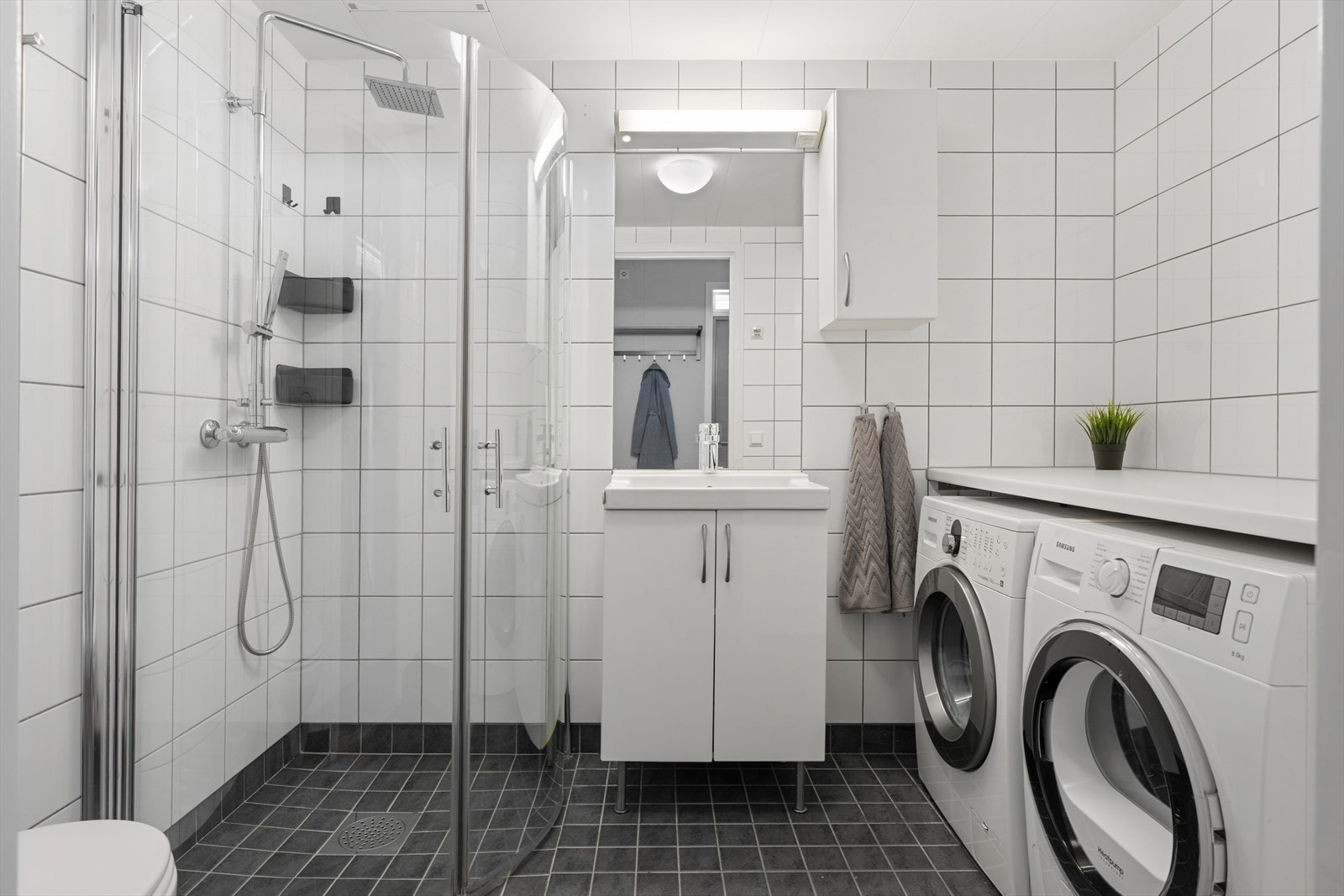 Flislagt bad med behagelig varme i gulv. Galleribilde