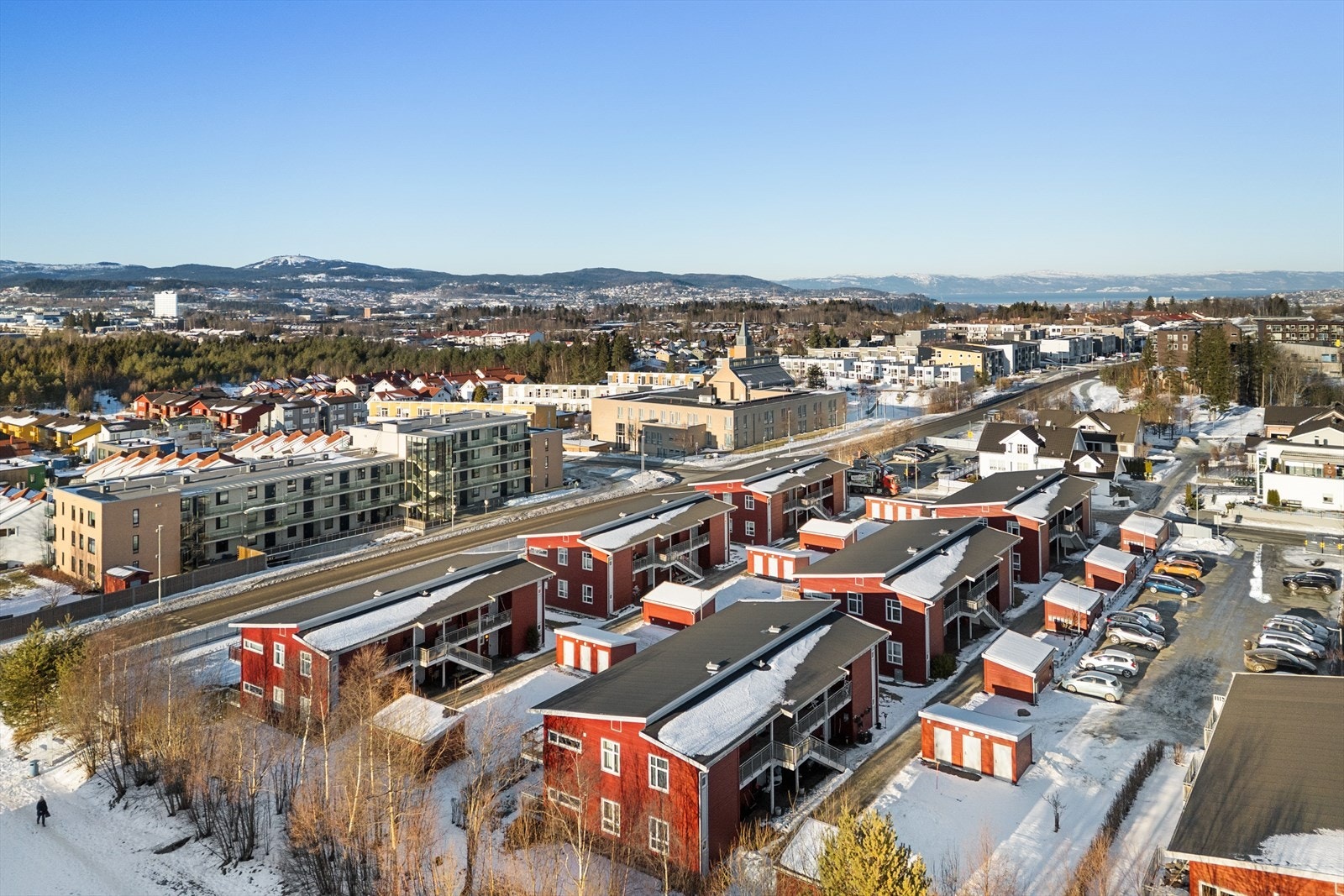 Området består av en fin miks av beboere og det er flere barnefamilier i nærområdet. Fra Movollen er veien kort til det aller meste. Kort vei til flere barnehager, skole i alle alderstrinn, dagligvarebutikk, bussholdeplass og flotte turmuligheter. Galleribilde